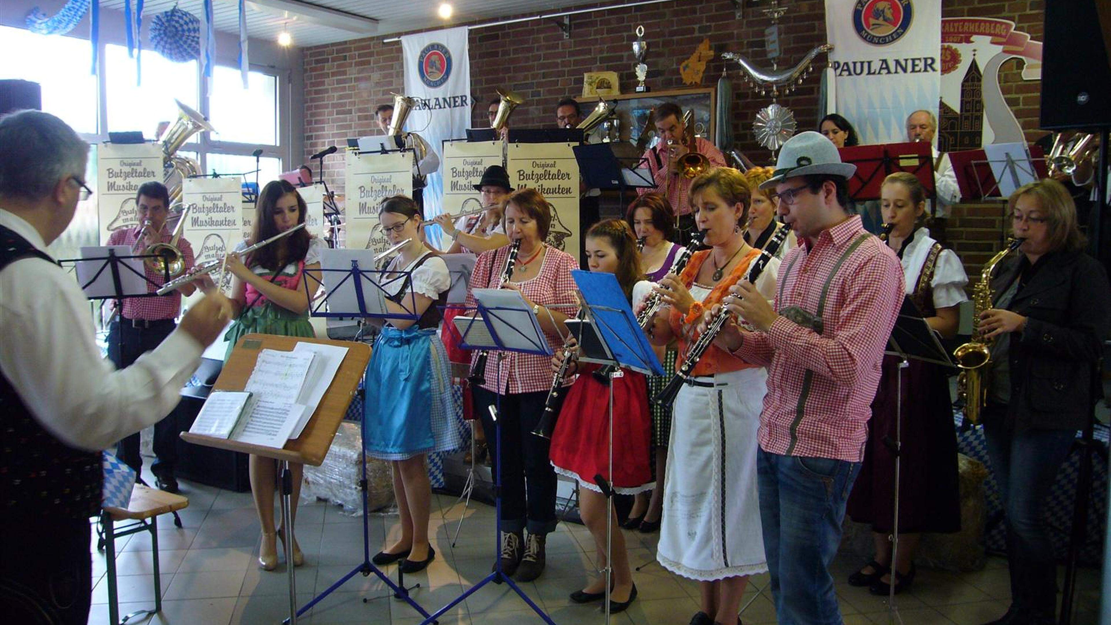 Oktoberfest Musikverein Feiert Sein Fest Mit Musik Und Programm