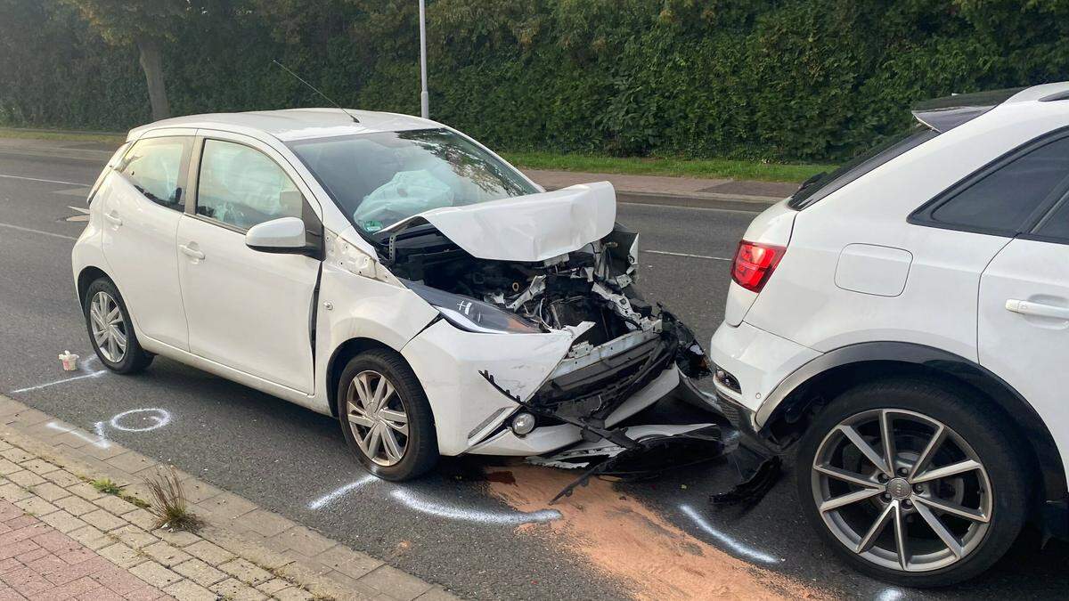 Autofahrer Bersieht Rote Ampel Und Kracht In Drei Wagen Aachener Zeitung