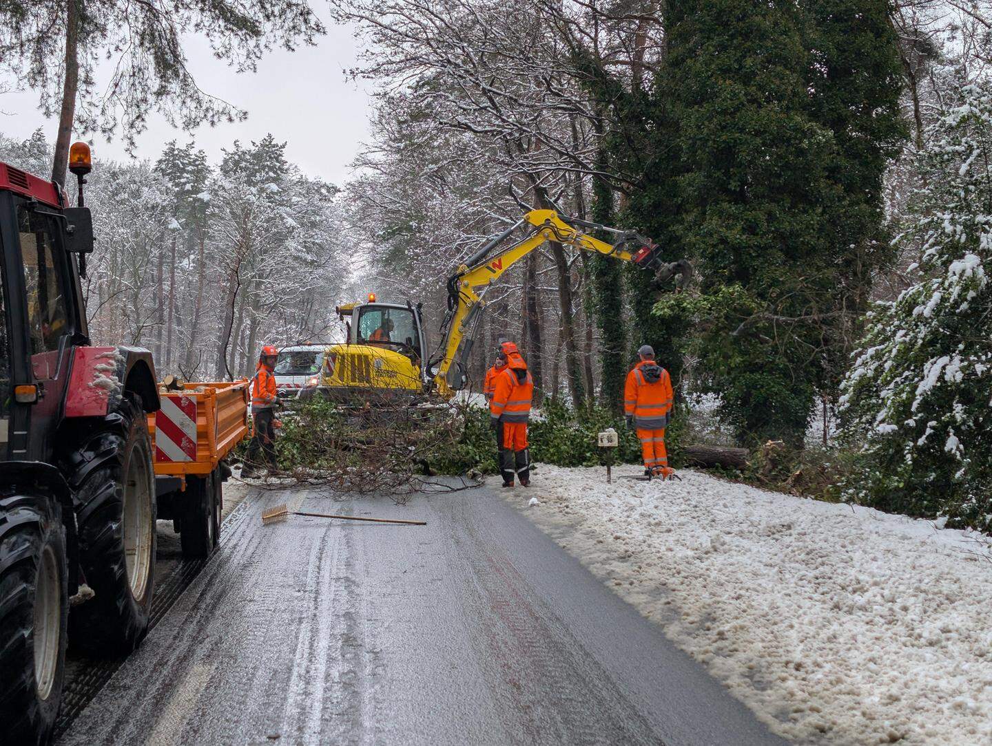 Wintereinbruch im Kreis Heinsberg hält Einsatzkräfte in Atem Aachener