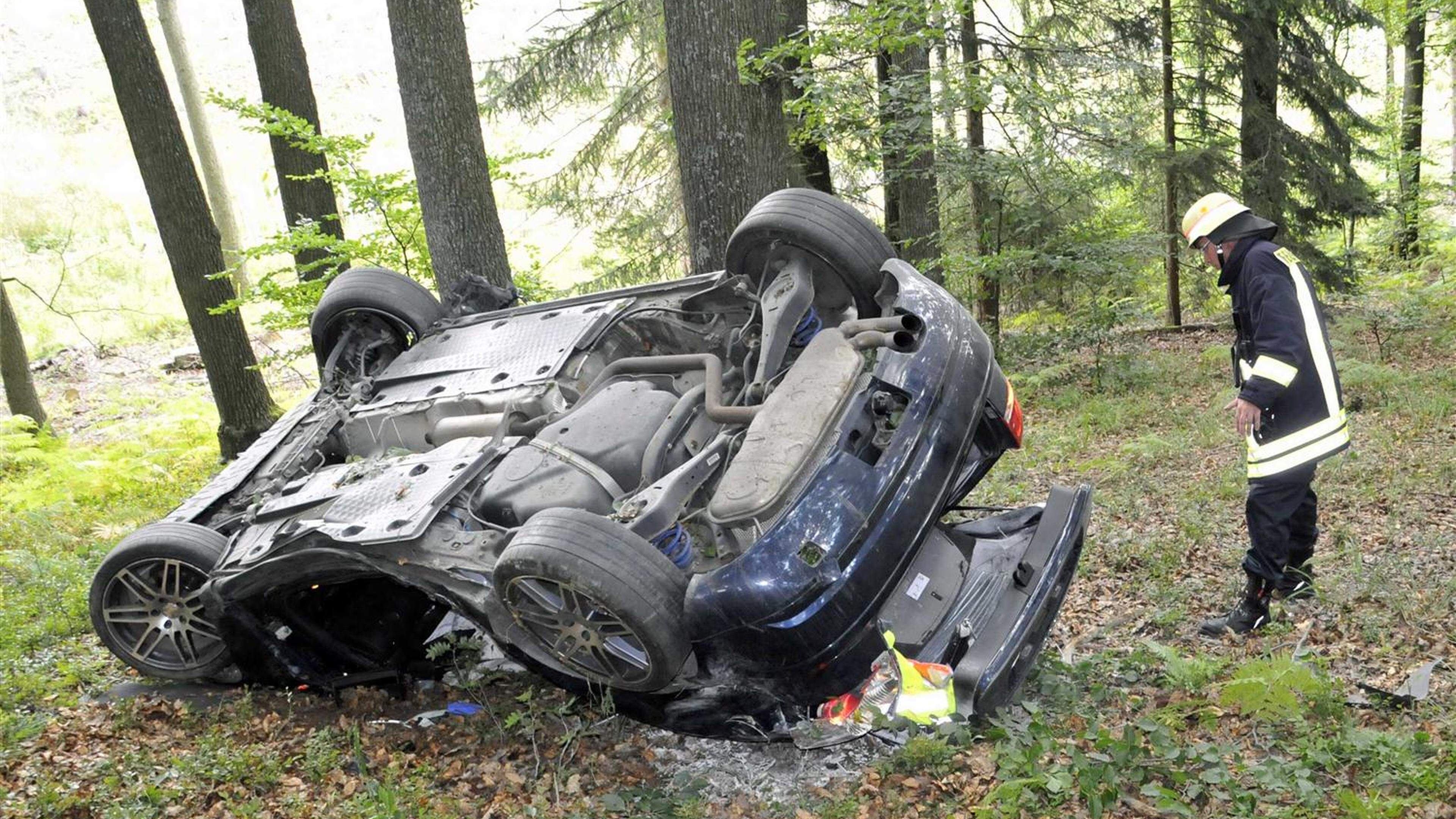 Auto stürzt Böschung hinab Zwei Schwerverletzte Aachener Zeitung