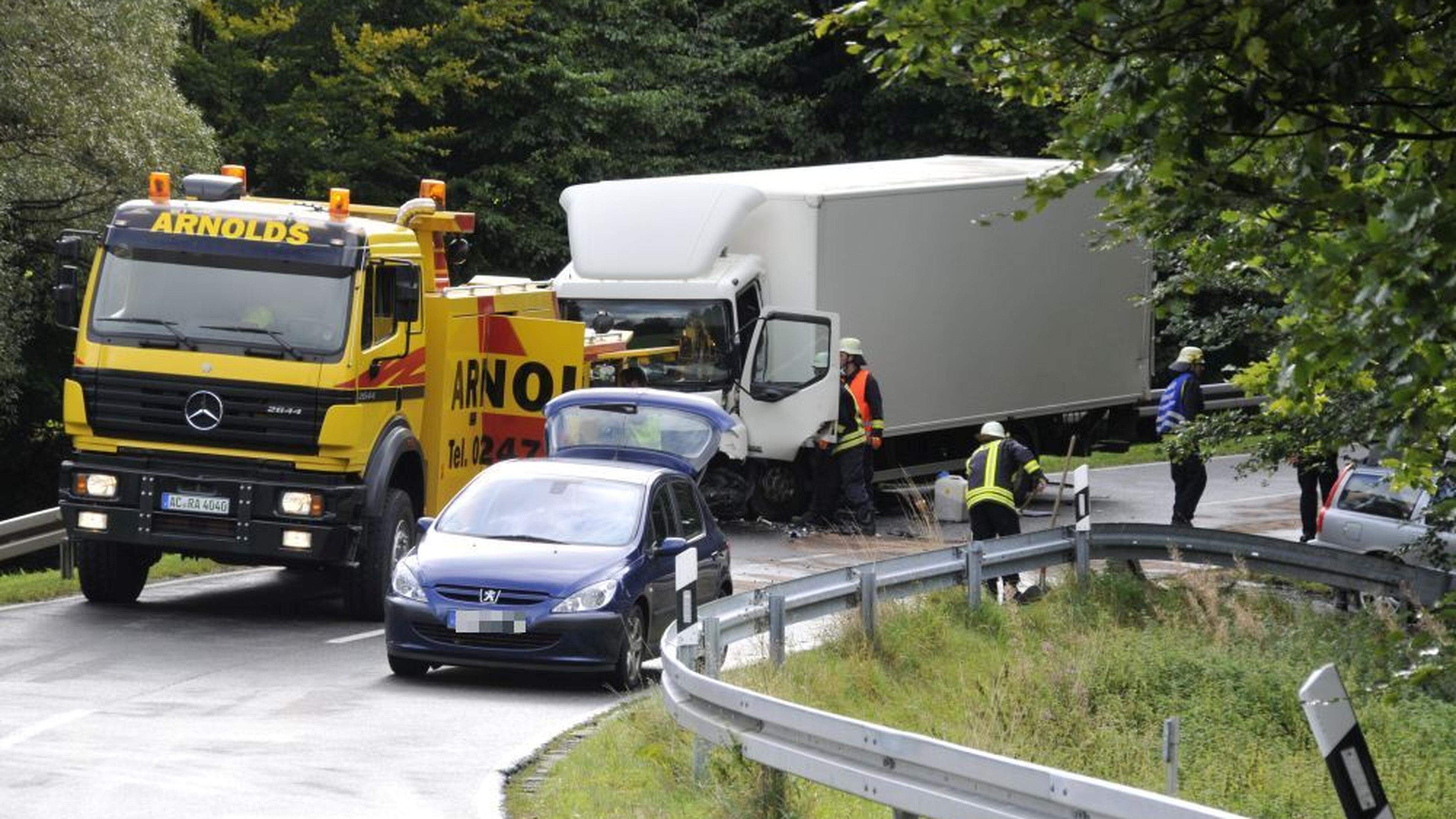 Auto und Lkw stoßen frontal zusammen Fünf Verletzte Aachener Zeitung