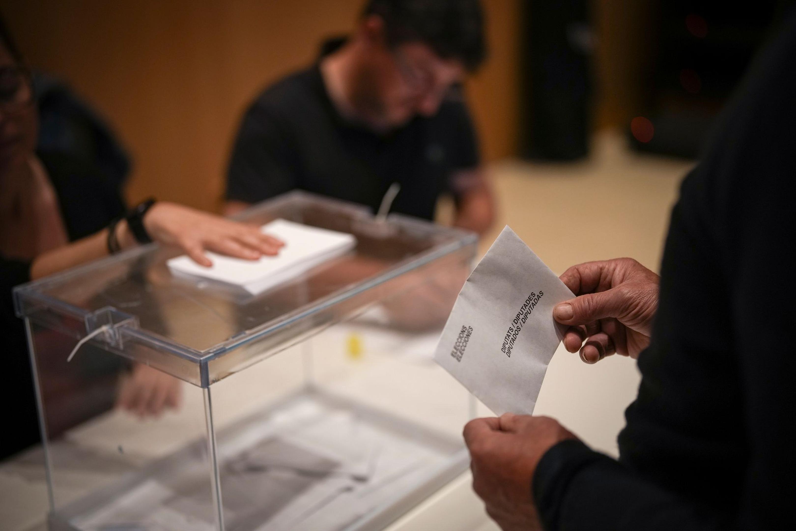 Ein Wähler gibt in einem Wahllokal in La Roca del Vallès seine Stimme ab.