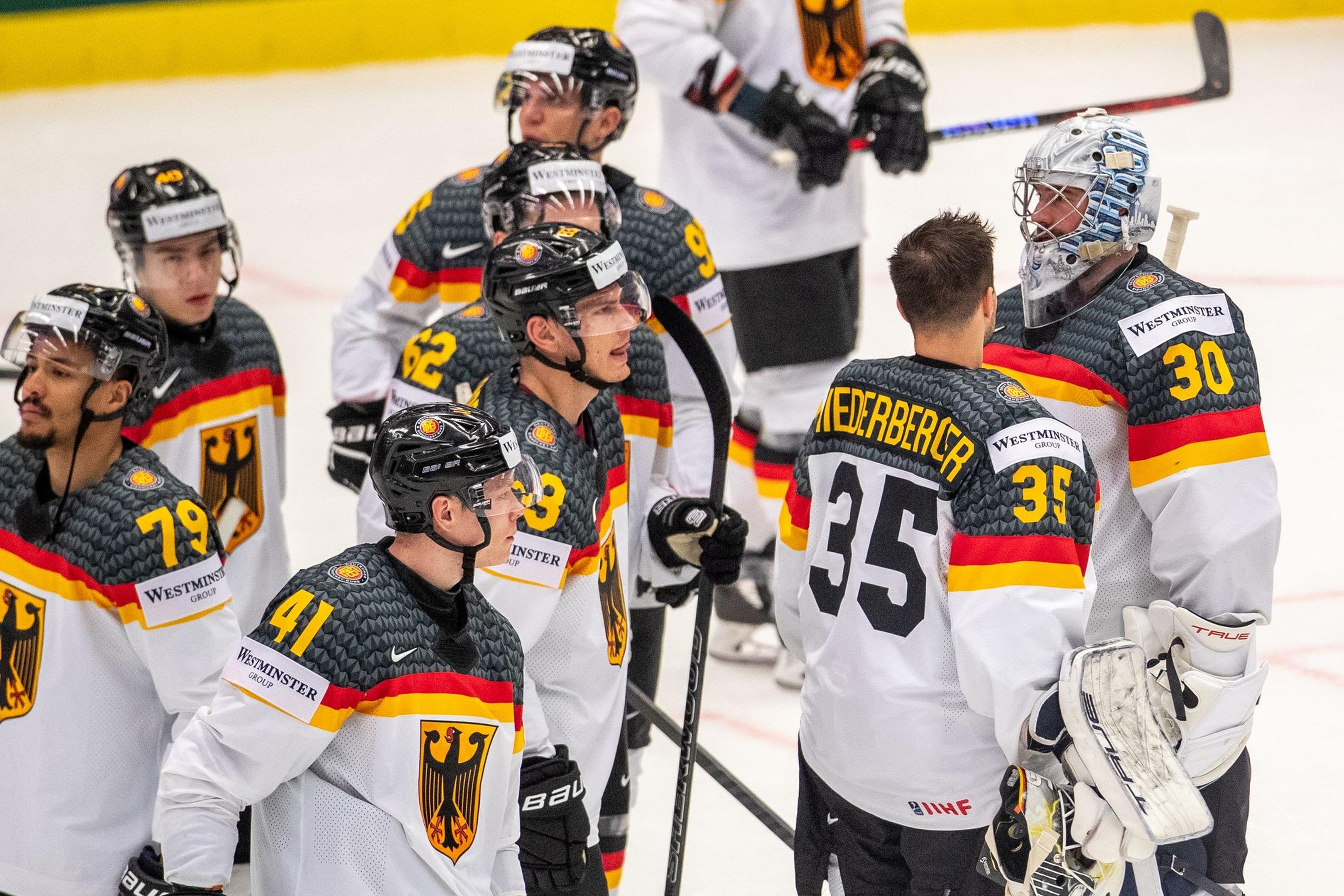 Die deutschen Eishockey-Spieler wollen den Kopf nicht hängen lassen und es nächstes Jahr wieder versuchen.