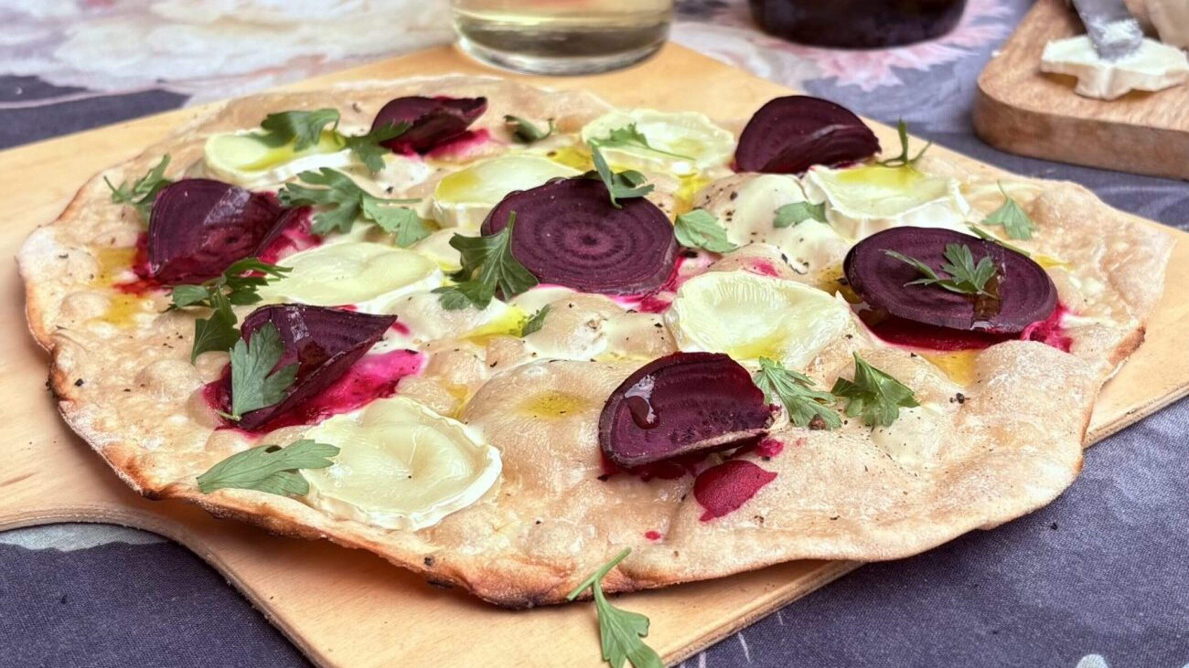 Flammkuchen mit Roter Bete und Ziegenkäse