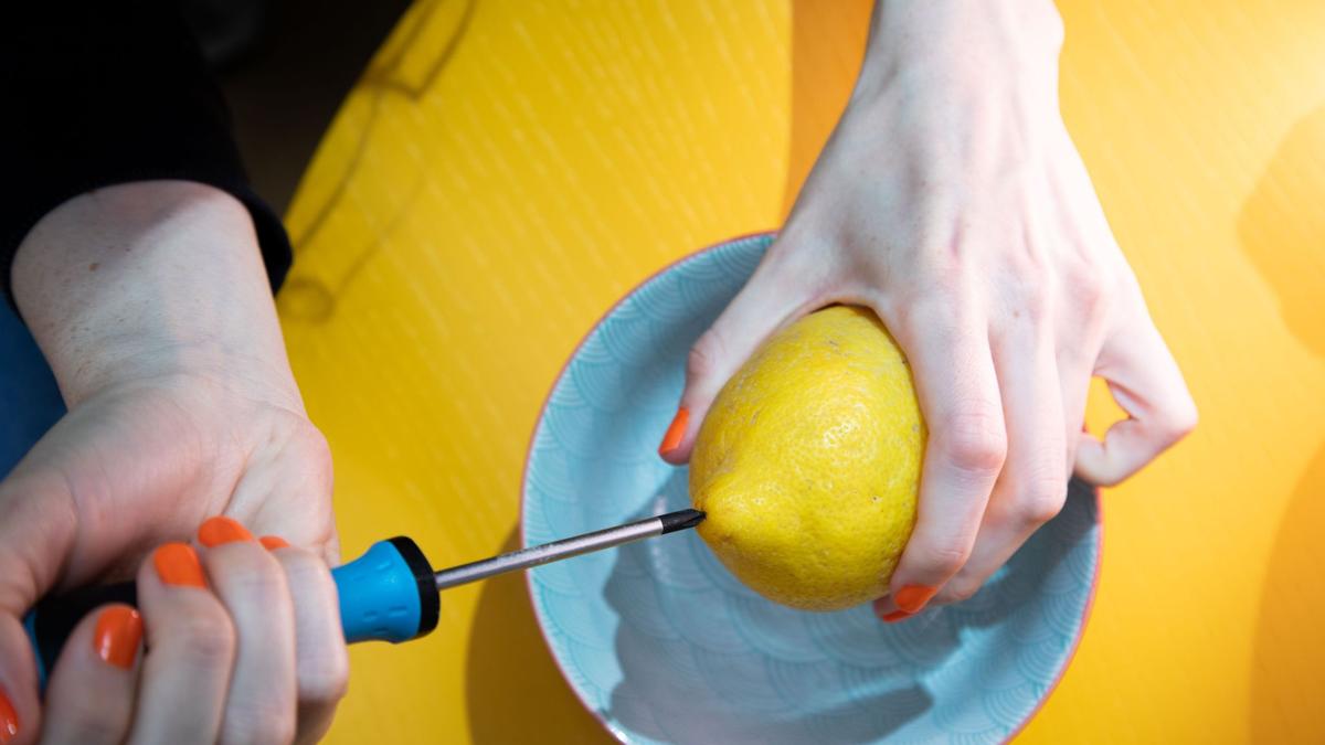 Zitrone-einfach-auspressen-mit-diesem-Trick