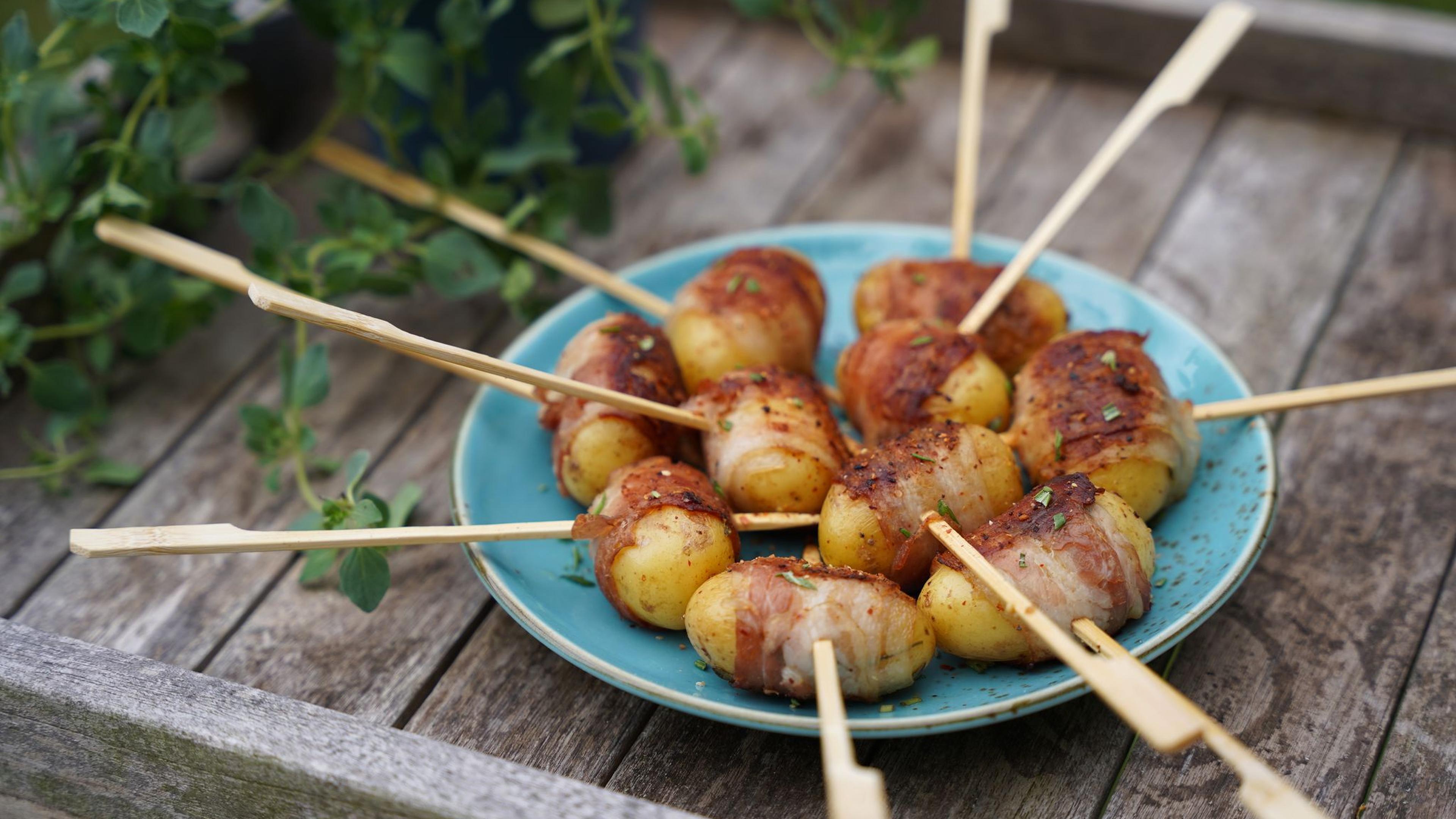 Mit Rosmarin-Speck-Mantel: So werden Drillinge zu Grillingen