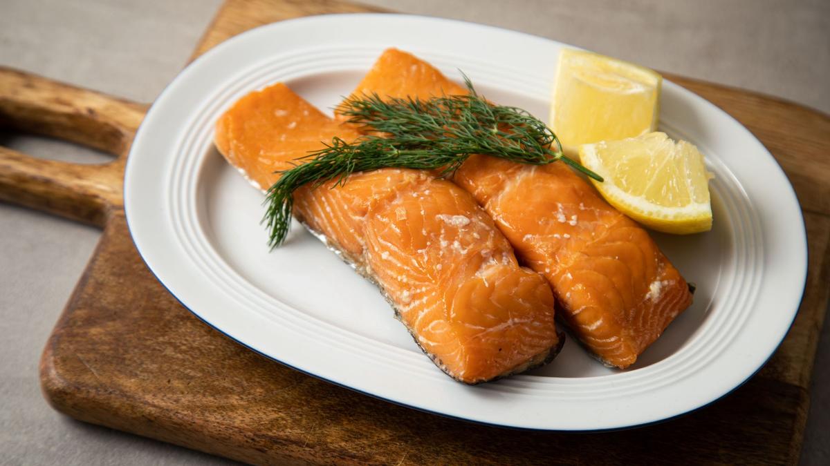 F-r-Mittsommer-Schweden-Salat-mit-crispy-smashed-Potatis