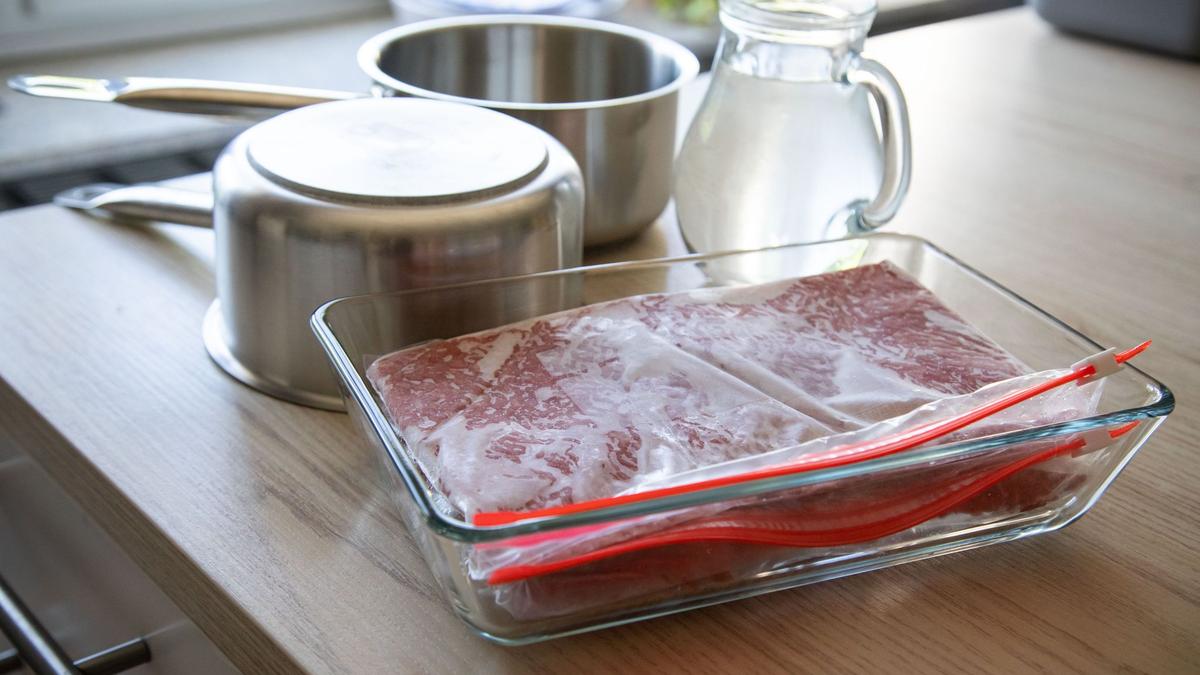 Tiefgefrorenes-Hackfleisch-schneller-auftauen-so-geht-s