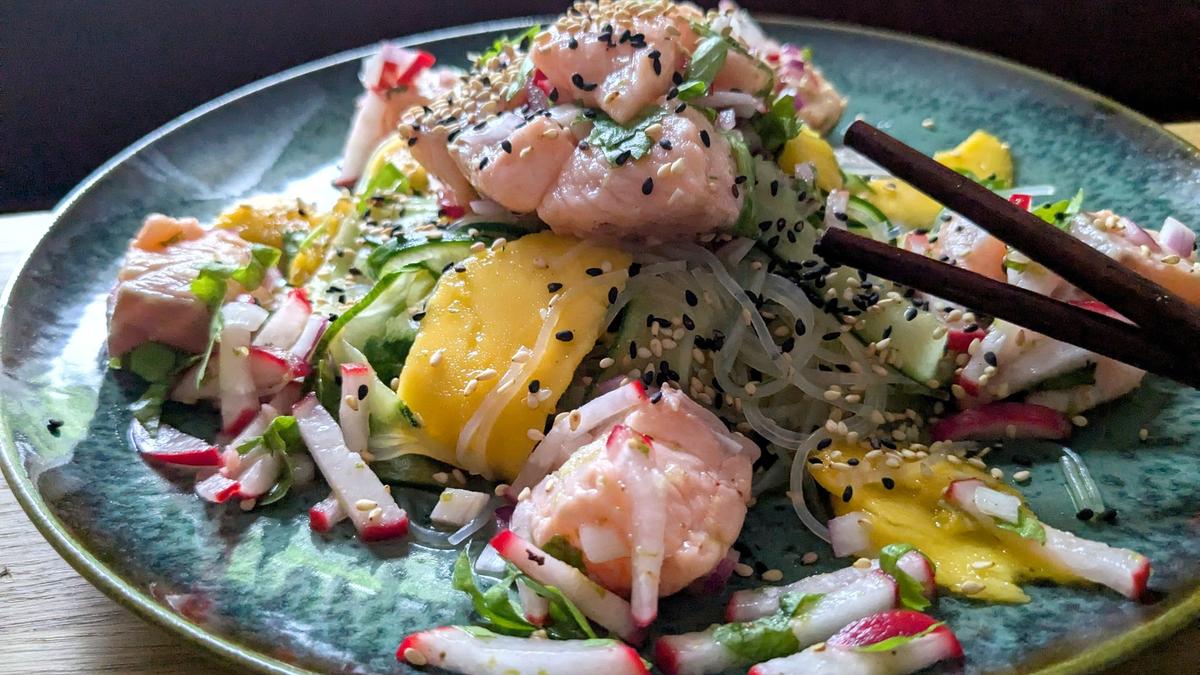 Fruchtiger-Glasnudelsalat-mit-Lachs-Ceviche