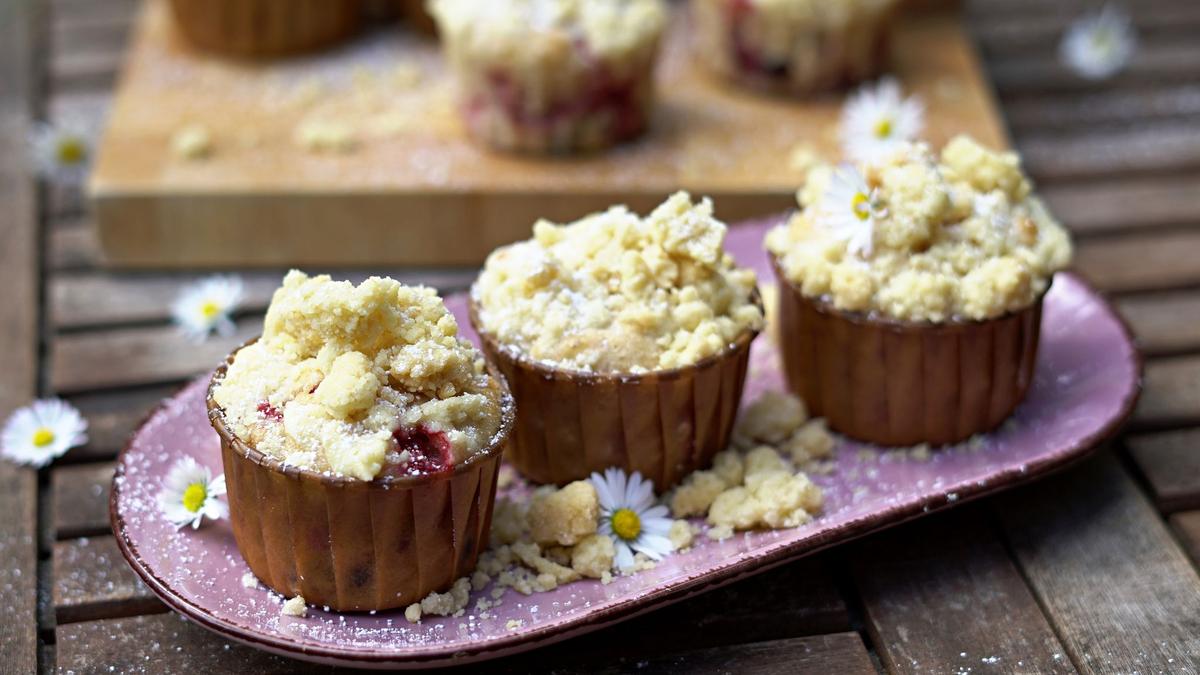 Sweet-und-Crunchy-Erdbeermuffins-mit-Streuselkrone