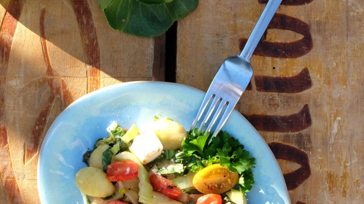 Fix-und-farbig-Gnocchi-in-Rot-Gr-n-und-Wei-