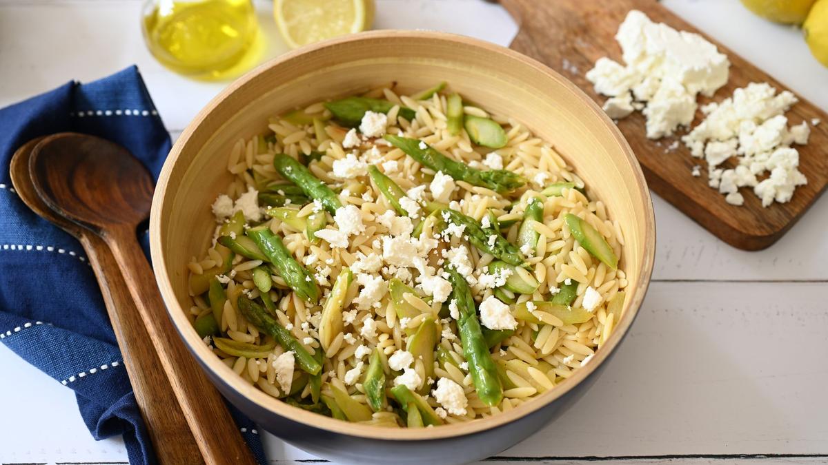 Griechischer-Nudelsalat-mit-Spargel-und-Feta