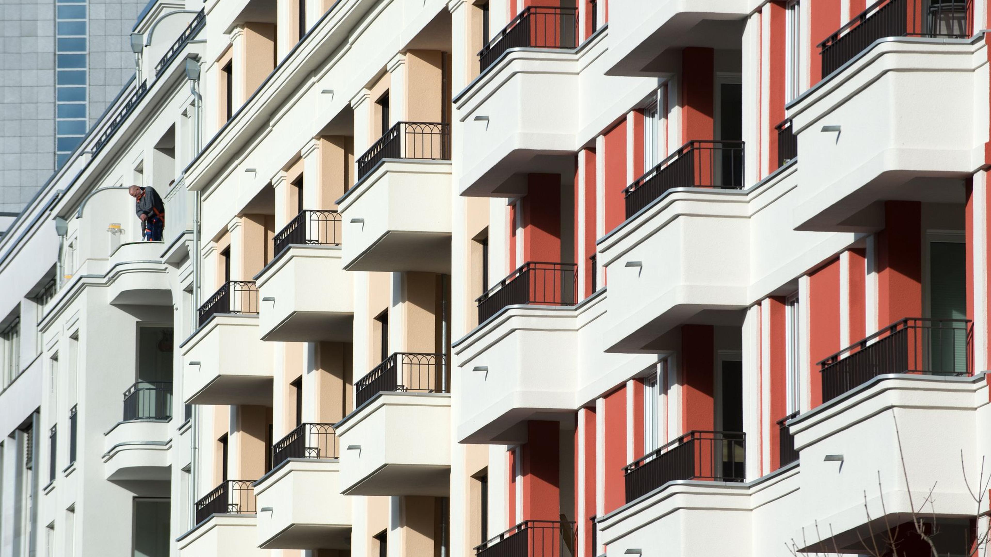 Das Kind lernt laufen: Hilfe, wie sichere ich den Balkon?