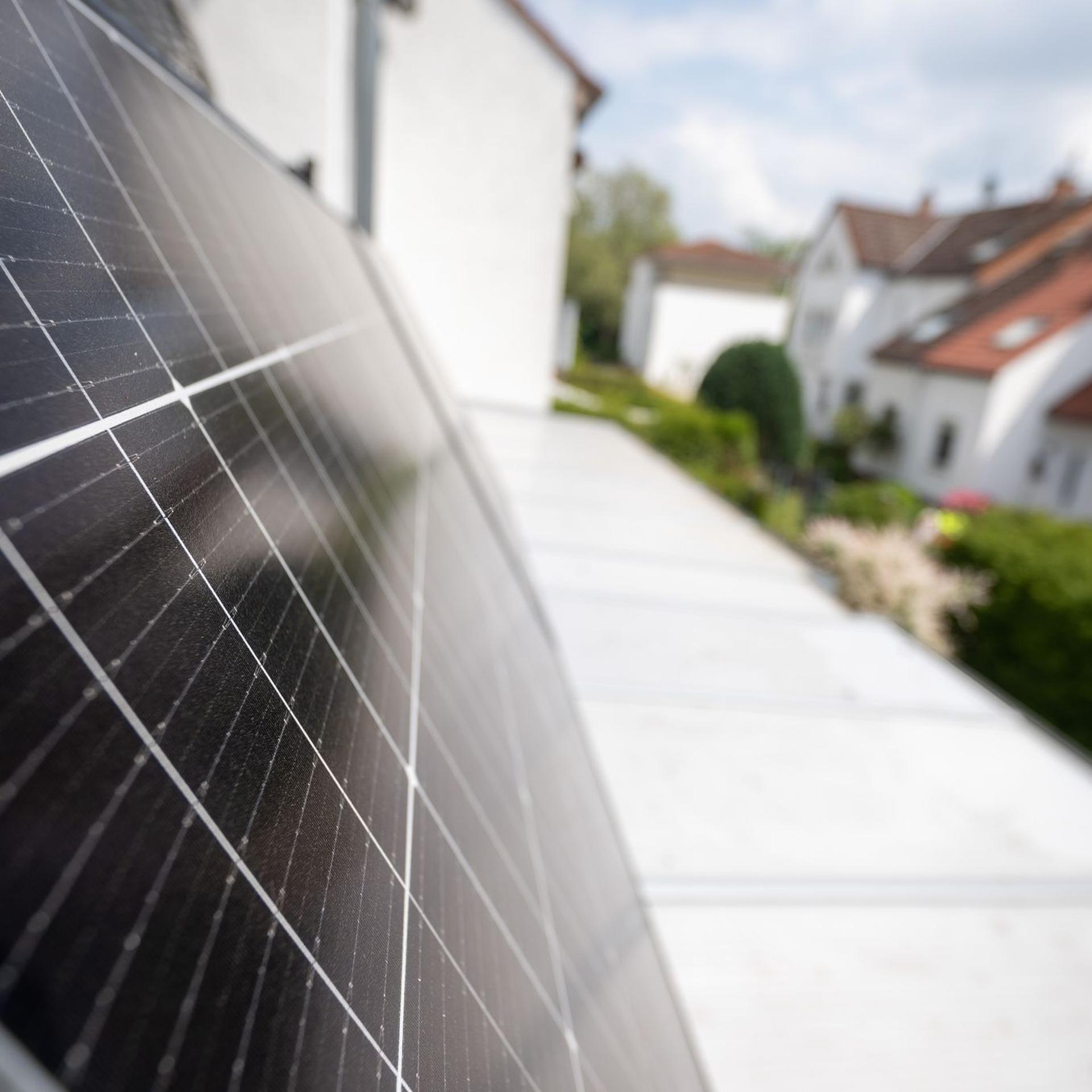 Durch das Solarpaket vereinfacht die Bundesregierung zukünftig die Installation von Steckersolargeräten für Verbraucherinnen und Verbraucher.