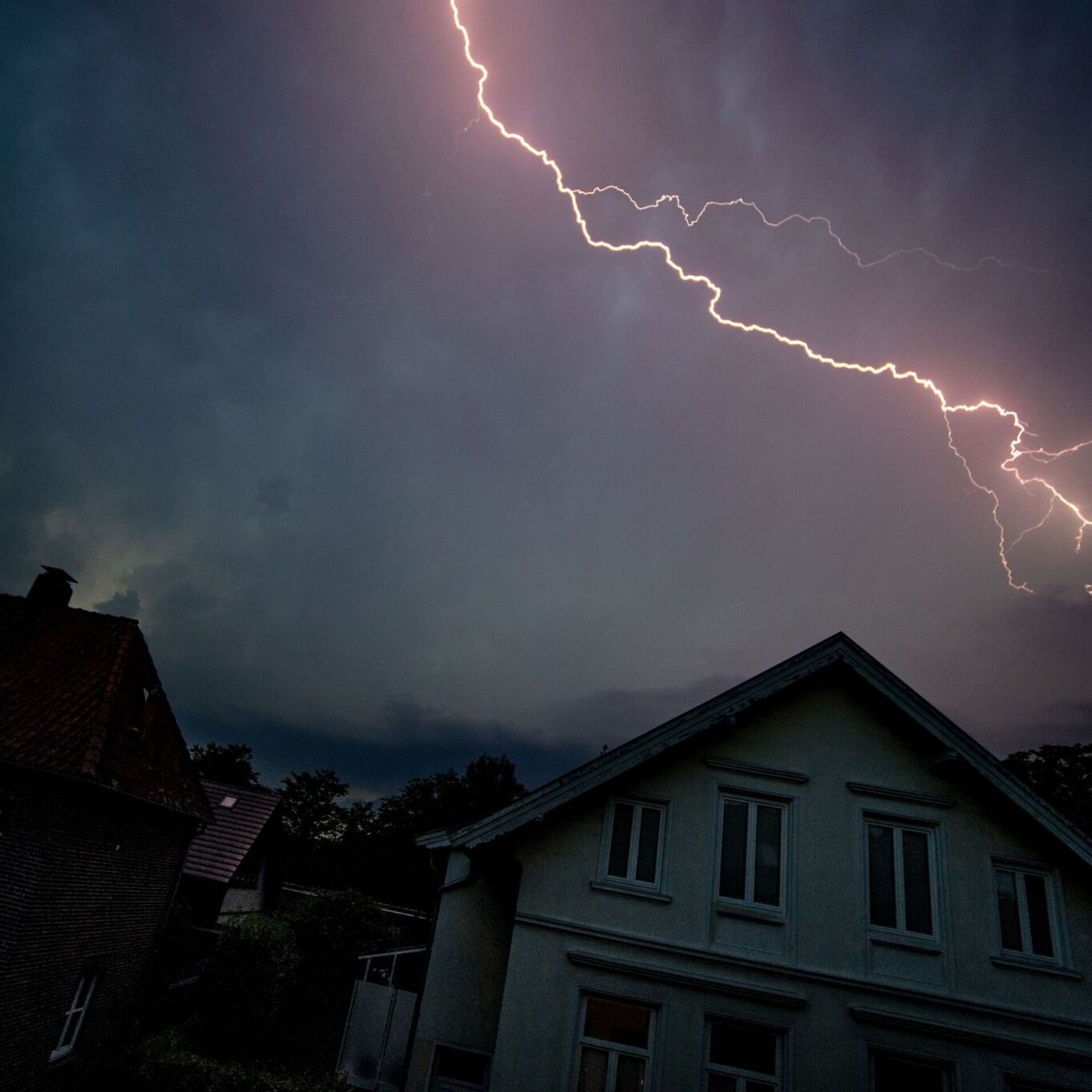 Sturm vorbei? Dann sollten nach dem Ereignis mögliche Schäden sorgfältig dokumentiert werden.