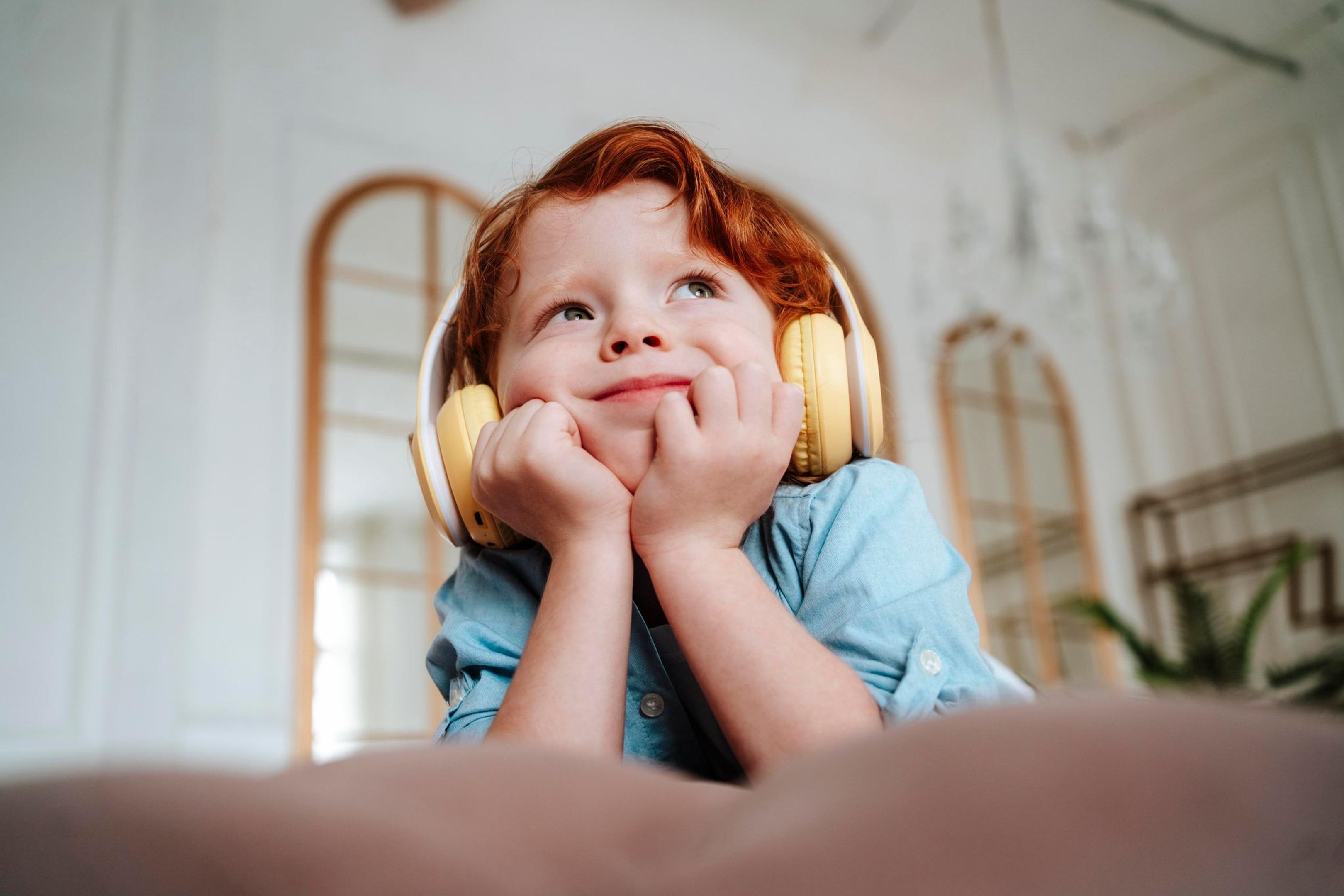 Kopfhörer für Kinder unterscheiden sich von Modellen für Erwachsene, insbesondere durch die Größe der Bügel und die Passform.