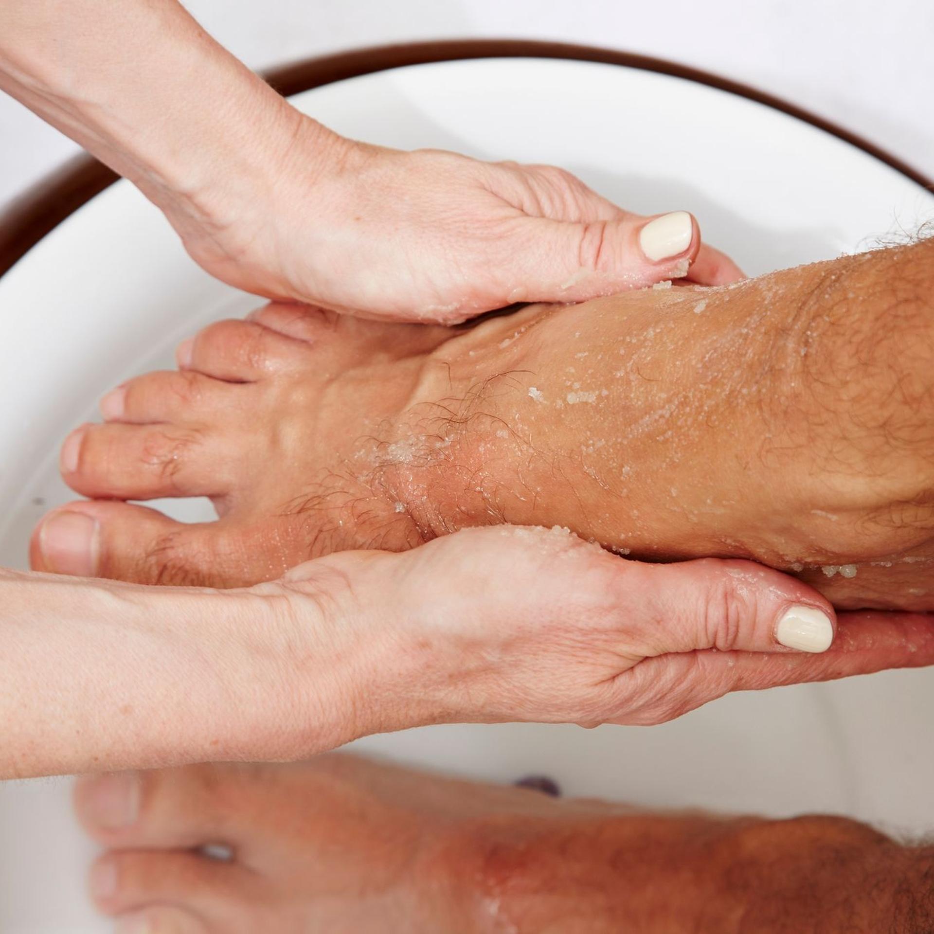 Verständnis und Geduld: Wer einen pflegebedürftigen Menschen wäscht, sollte beides mitbringen.