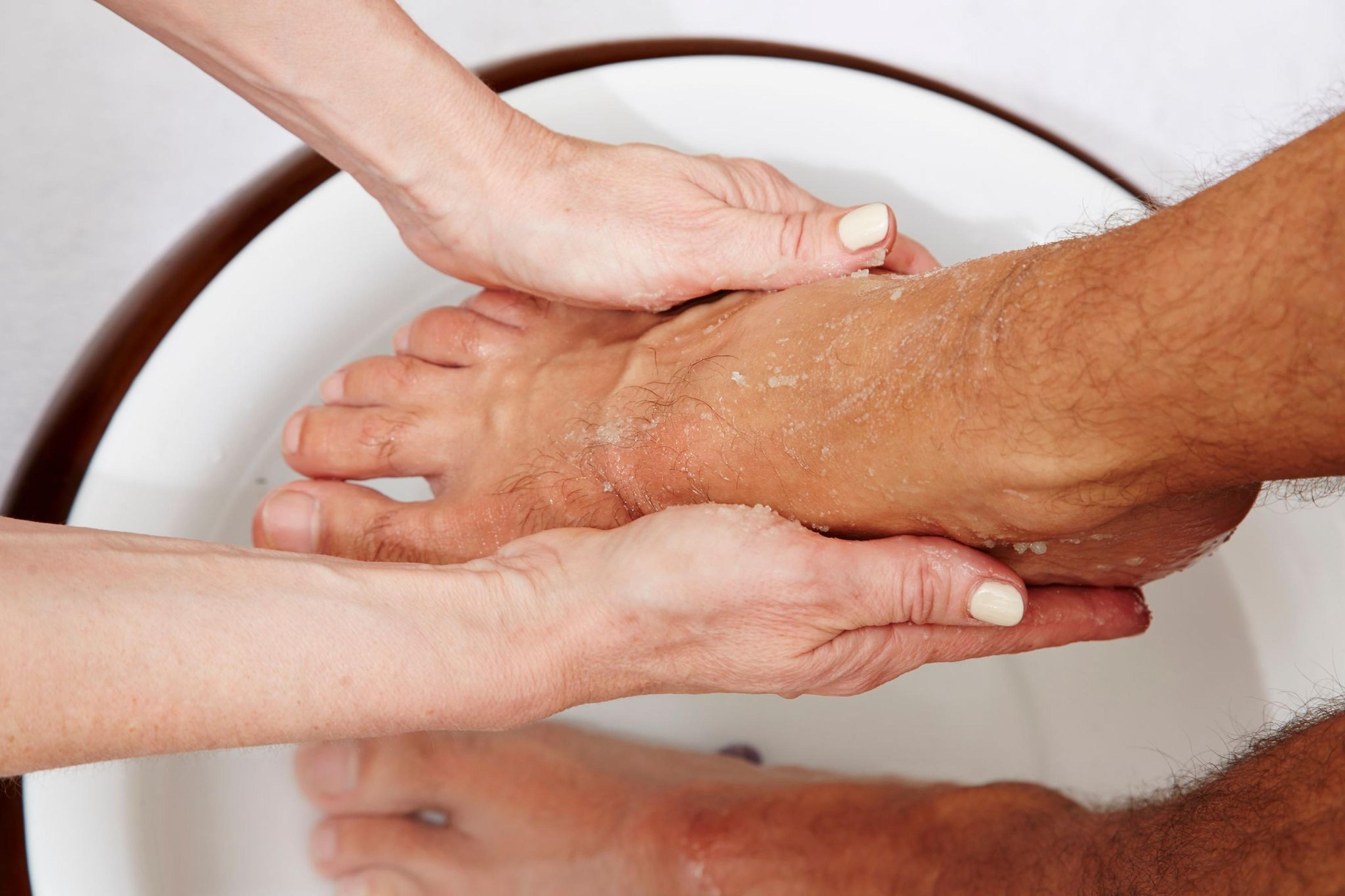 Verständnis und Geduld: Wer einen pflegebedürftigen Menschen wäscht, sollte beides mitbringen.