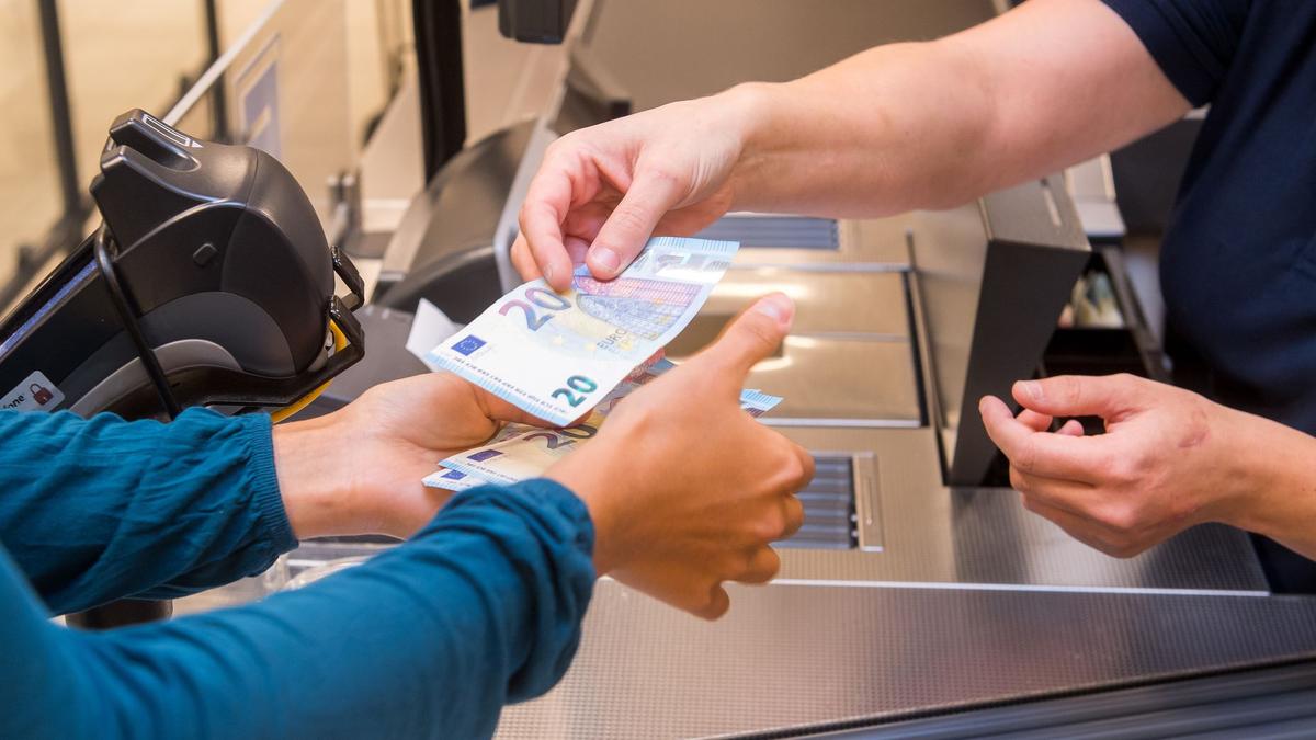 Bargeld-beim-Einkaufen-Diese-L-den-zahlen-aus