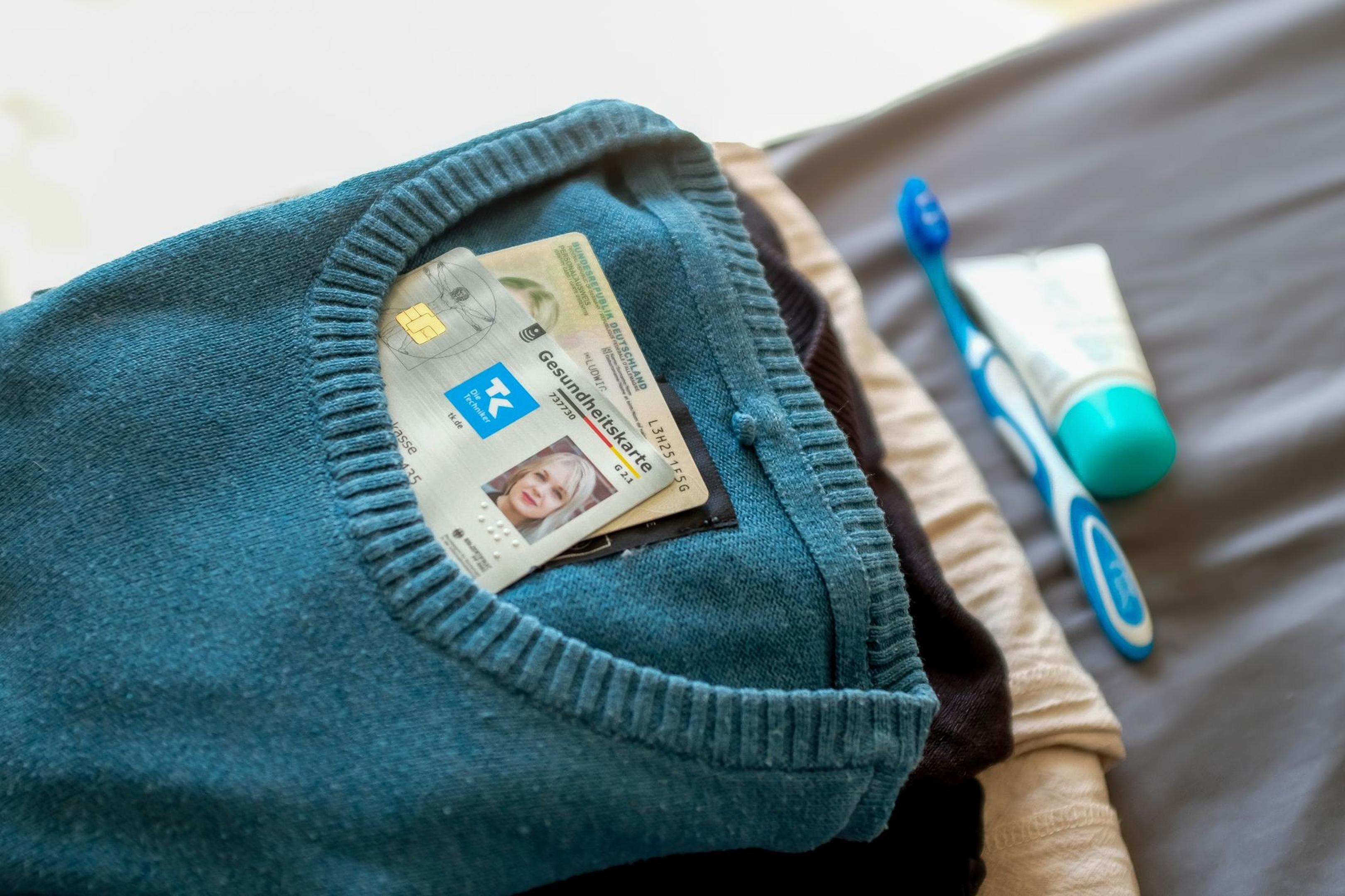 Gemütliche Klamotten, Zahnbürste, Versichertenkarte: Das gehört vor einem Krankenhausaufenthalt auf jeden Fall in die Tasche.
