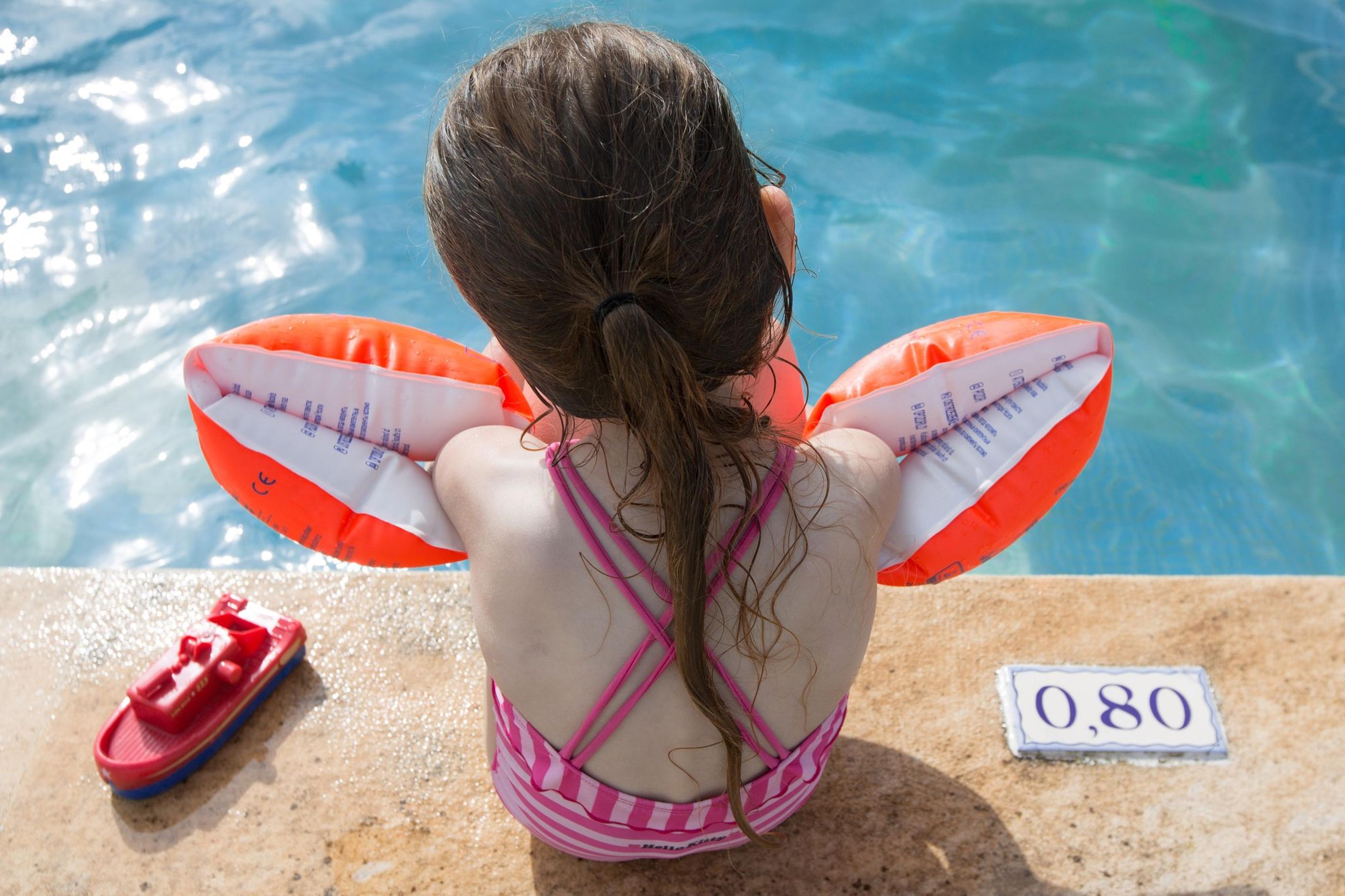Schwimmlernhilfen sollen nicht vor dem Ertrinken schützen, sondern genug Auftrieb geben, damit sich das Kind in waagerechter Position im Wasser halten und Schwimmbewegungen üben kann.