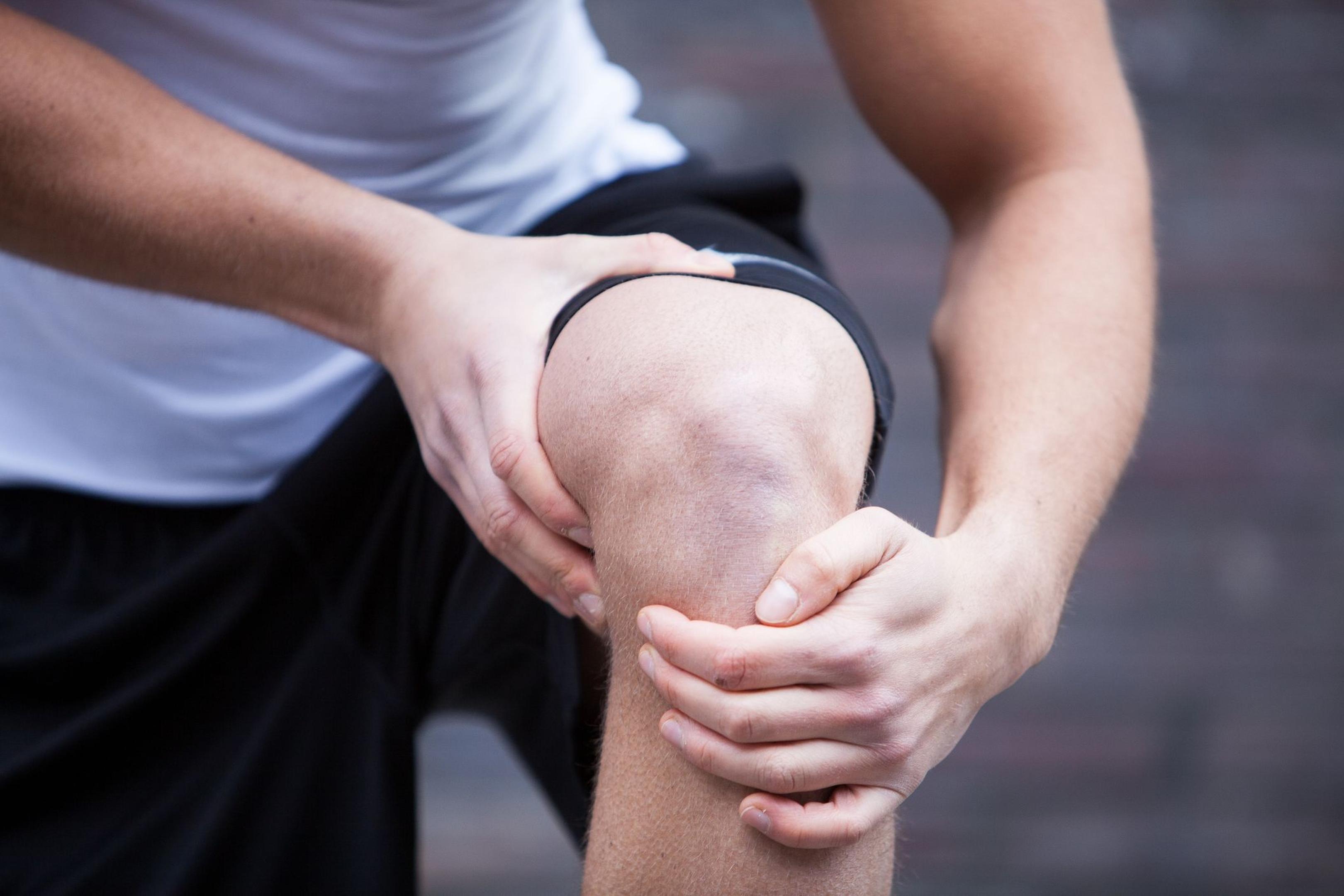 Schmerzt das Knie, greifen viele zu Nahrungsergänzungsmitteln, die ihre Gelenke unterstützen sollen. Doch es kann zu Wechselwirkungen mit anderen Arzneimitteln kommen.