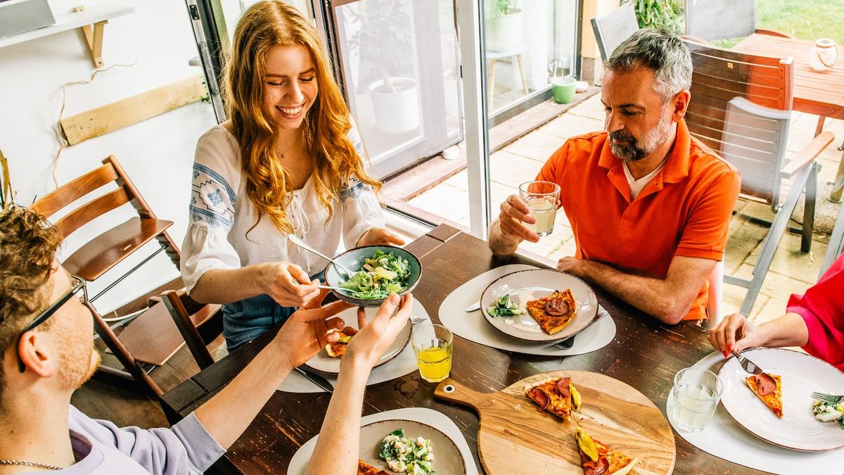 zusammen-am-tisch-wie-gemeinsames-essen-die-seele-st-rkt