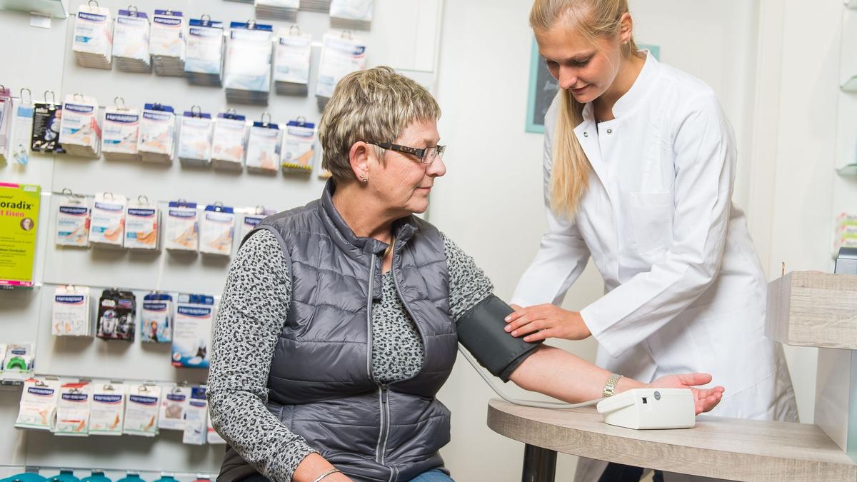 Was-man-zur-Blutdruckmessung-in-der-Apotheke-wissen-muss