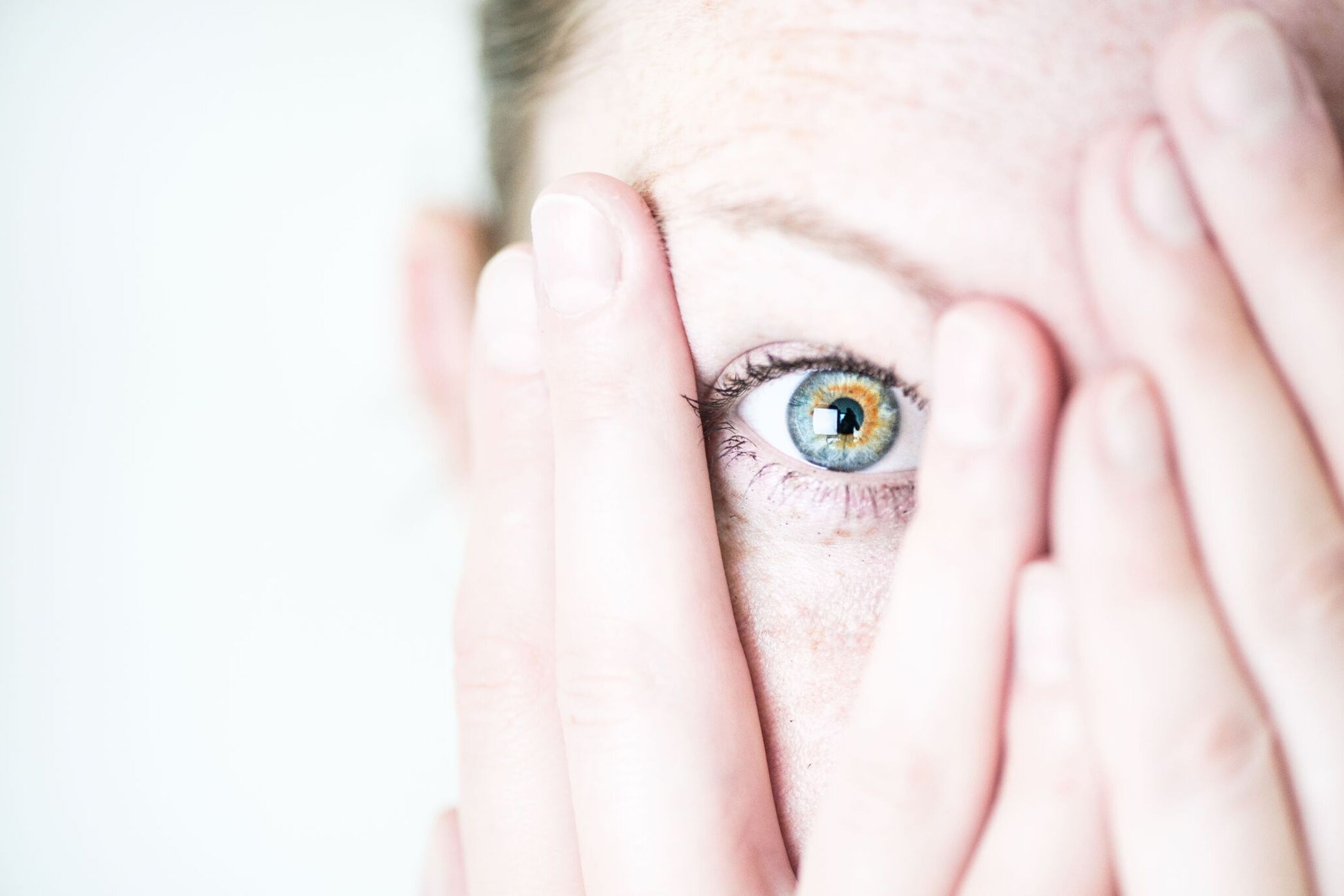 Atemübungen und Ablenkung können im Moment einer Panikattacke beruhigend wirken.