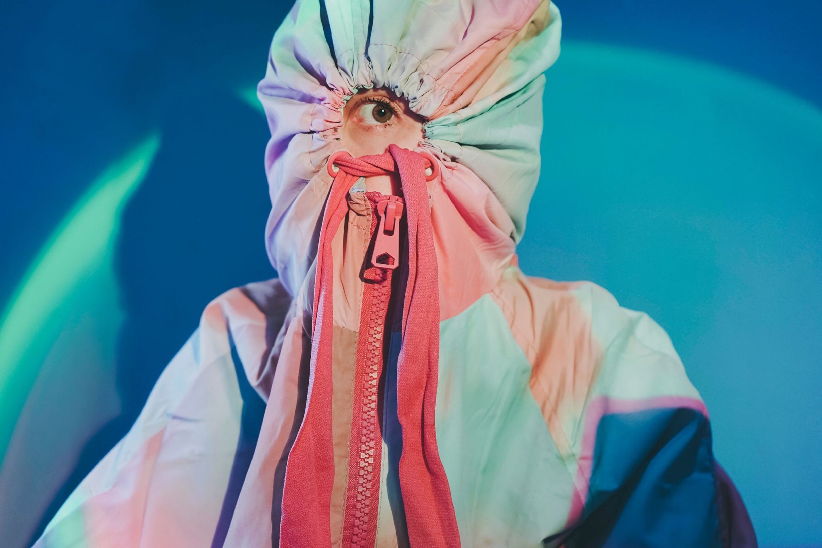 Doch mal genauer hinschauen, was man fühlt: Leon Windscheid erklärt, wie etwa Angst funktioniert - und nützt.