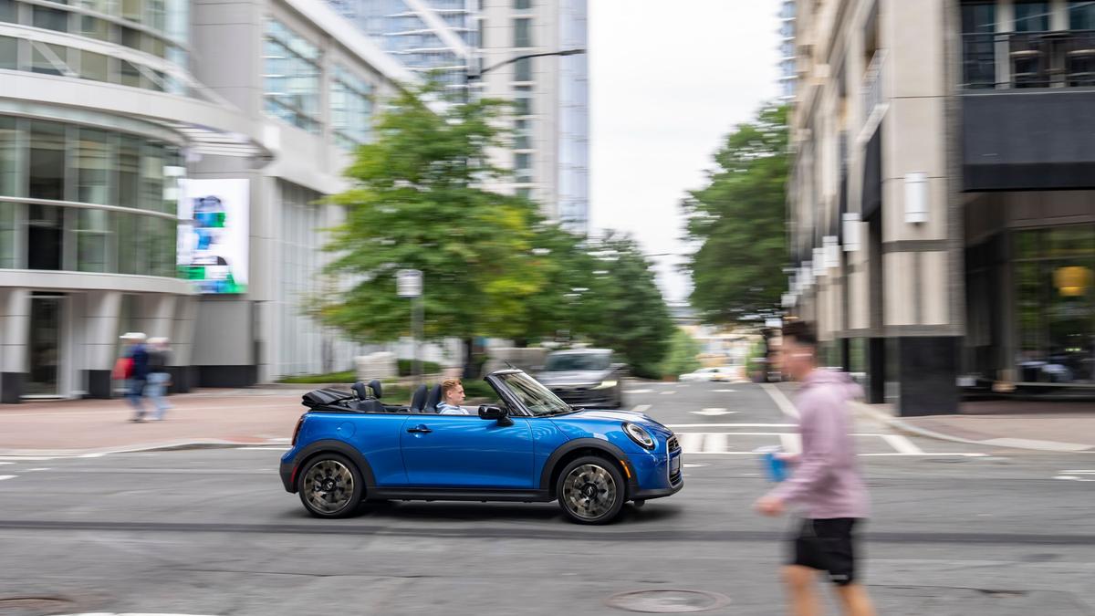 im-neuen-mini-cabrio-geht-s-st-rmisch-durch-die-stadt