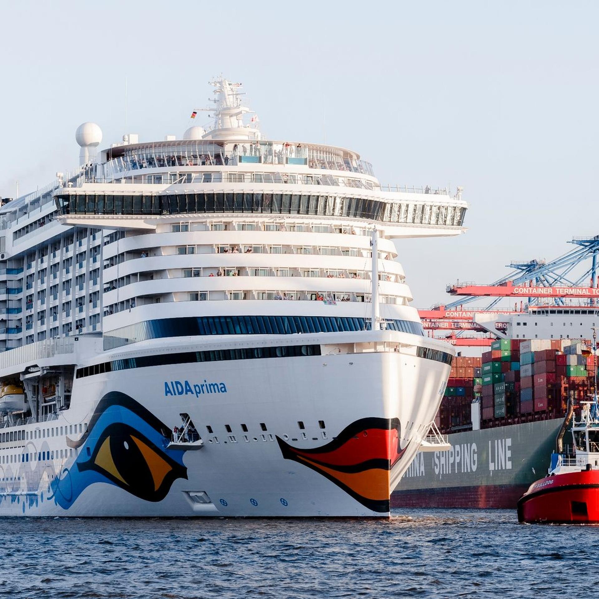 Das Kreuzfahrtschiff „Aida Prima“ fährt in Hamburg in den Hafen. Aida Cruises hat geplante Reisen durch das Rote Meer abgesagt und alternative Routen aufgelegt.