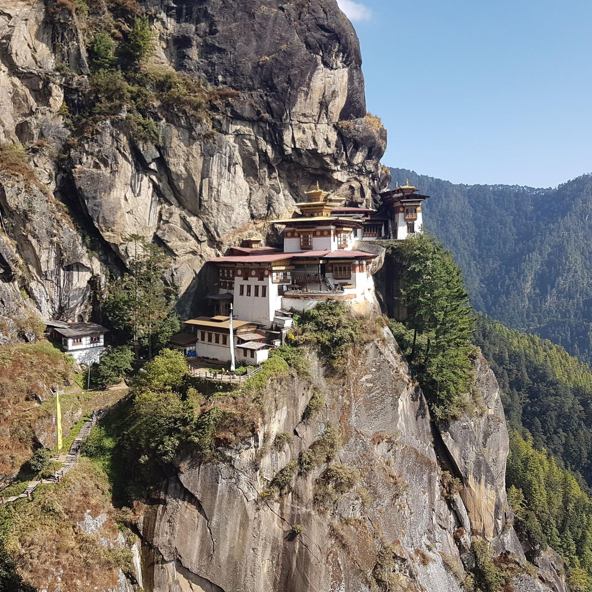 Blick auf das buddhistische Tigernest-Kloster in Bhutan: Touristen müssen nun keine Auslandsreise-Krankenversicherung nachweisen, um ins Land reisen zu können.