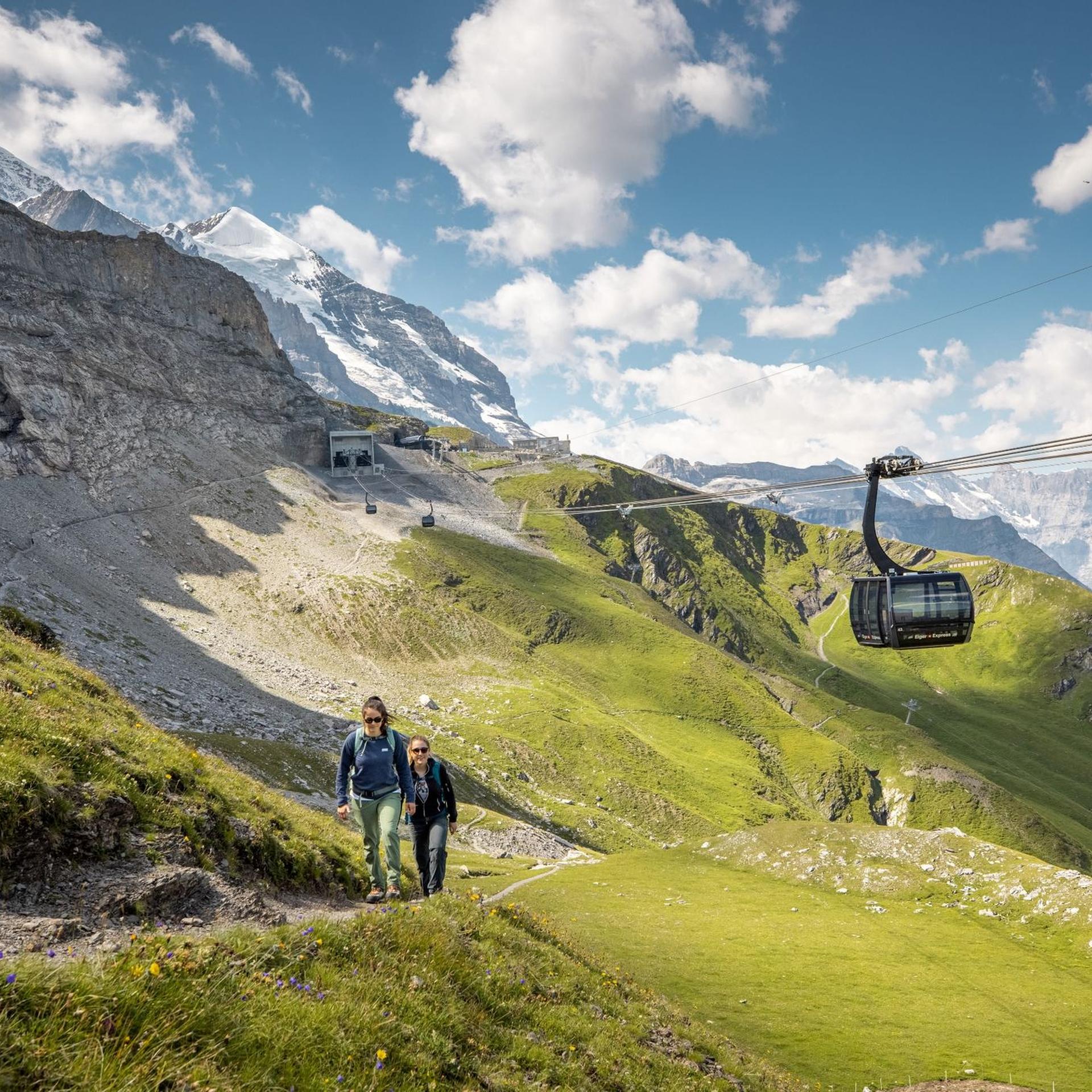 Der neue Themenwanderweg „Eiger Walk of Fame“ führt von der Eigergletscher-Station durch die ikonische Berglandschaft.
