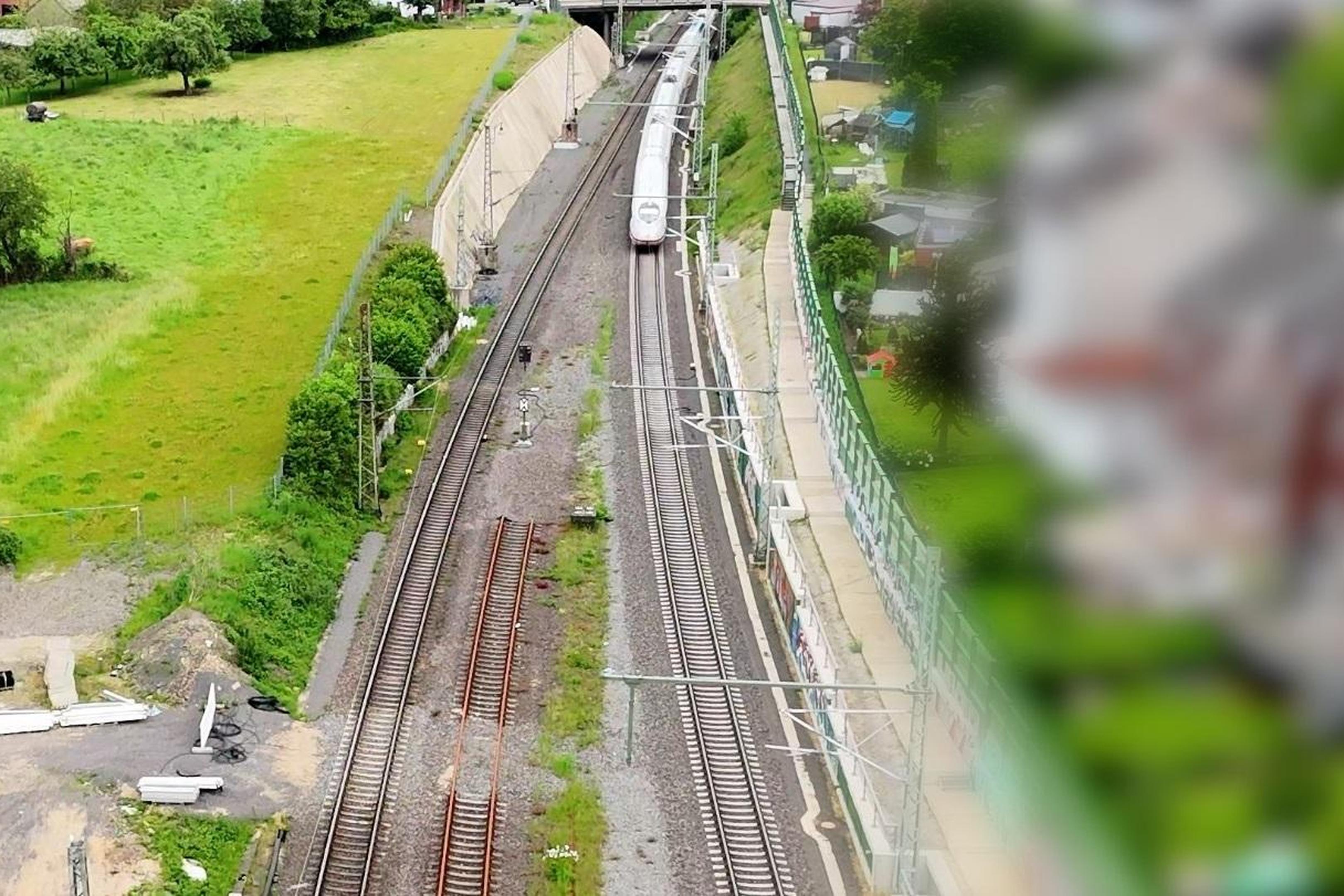 Die Deutsche Bahn hat 2023 das dritte Gleis zwischen Aachen-Rothe Erde und -Eilendorf fertiggestellt, leider endet aber seit dem Stopp der Bauarbeiten das zweite Gleis abrupt kurz vor Eilendorf.