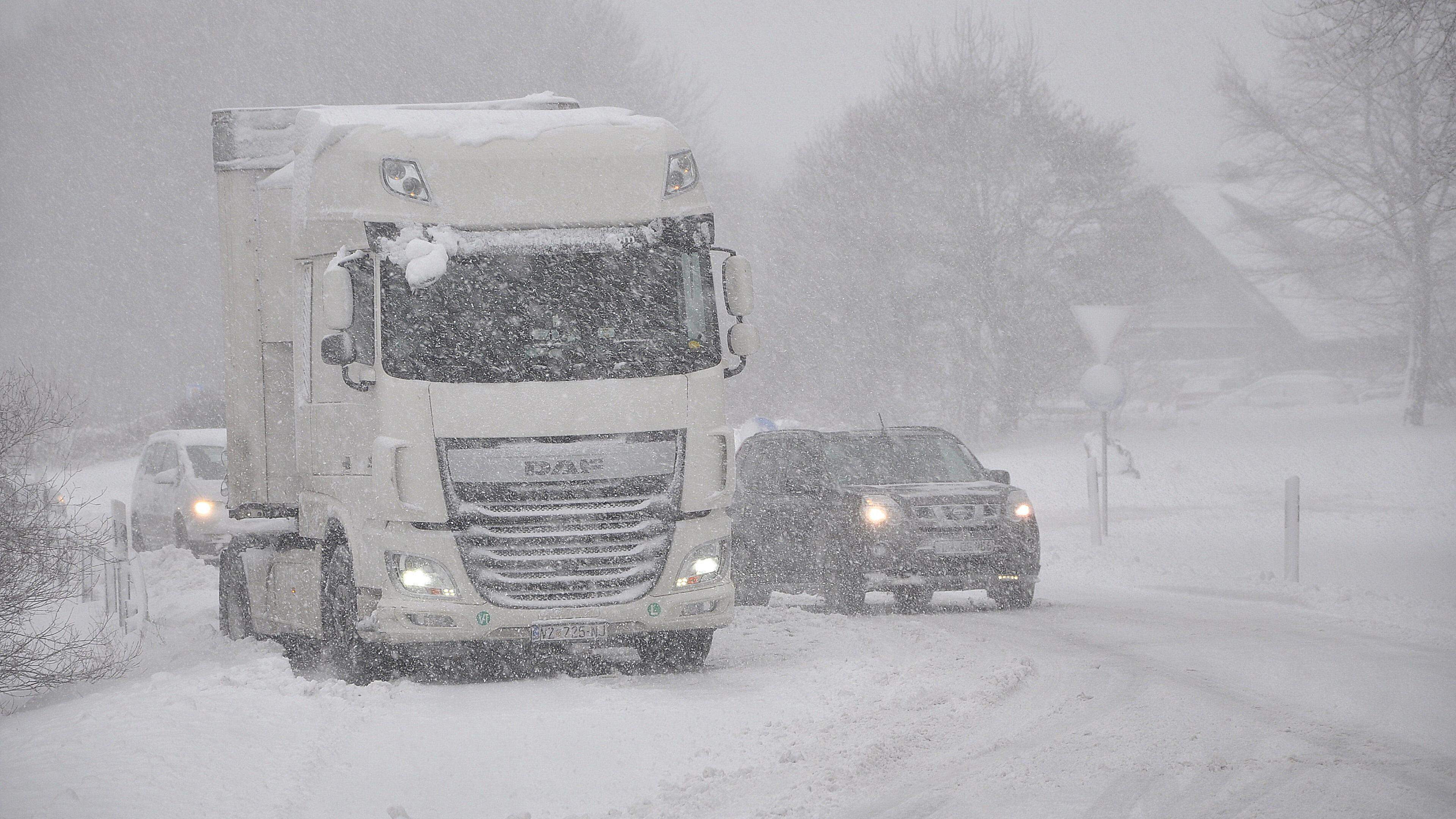 Schnee und glatte Straßen sorgen für zahlreiche Unfälle