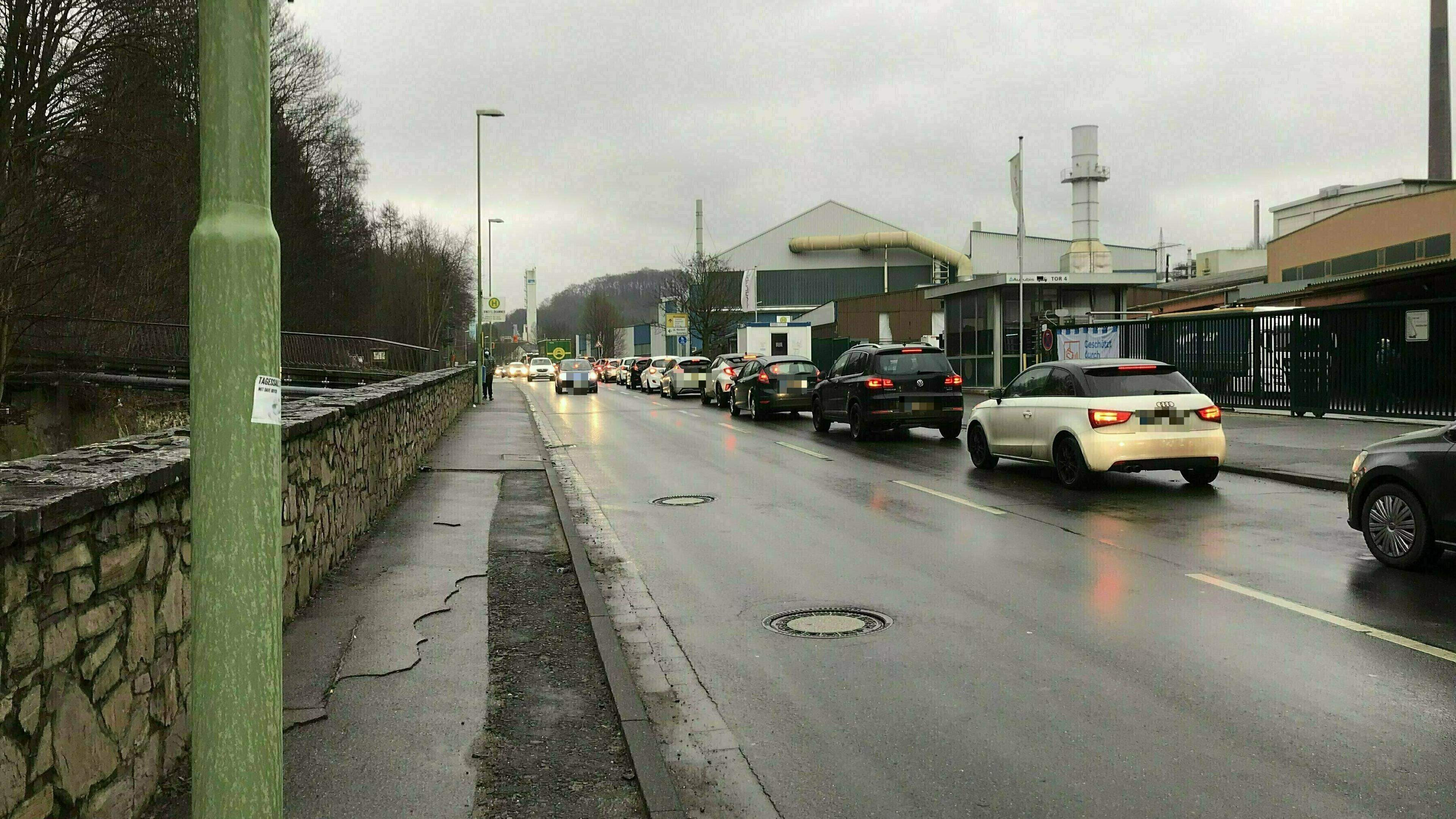 Stoßstange an Stoßstange: die Zweifaller Straße in Stolberg.