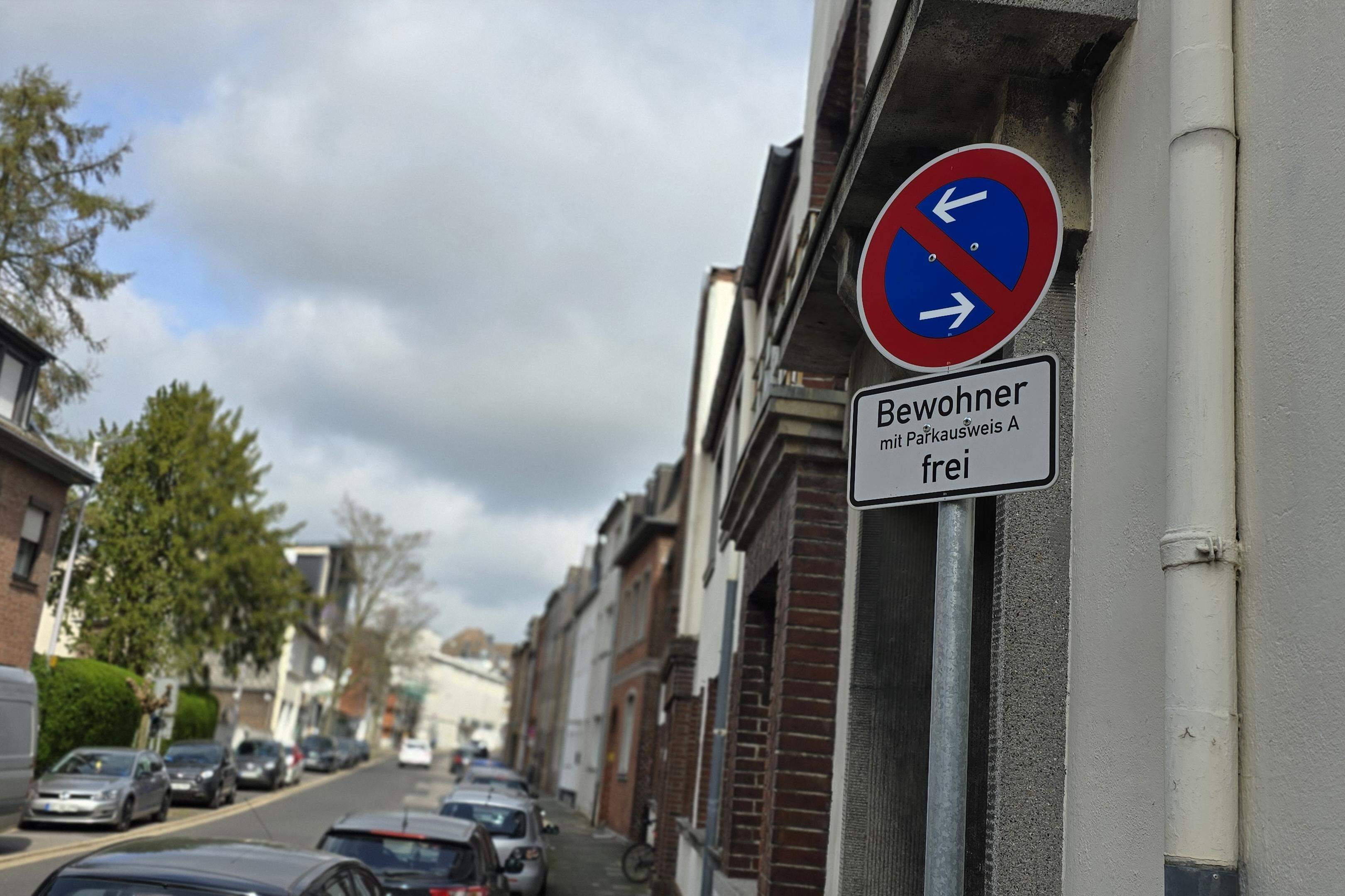 An der Broicher Straße in Alsdorf müssen Anwohner für einen Parkausweis künftig tief in die Tasche greifen. 