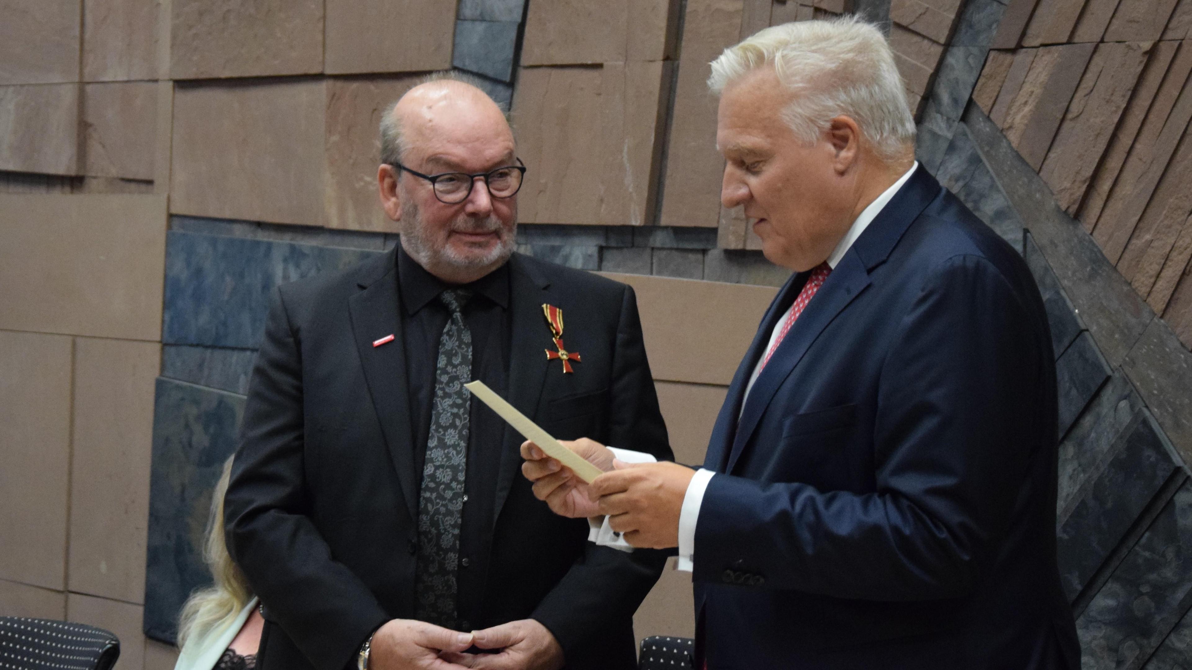 Felix Kendziora mit dem Bundesverdienstkreuz gew&uuml;rdigt