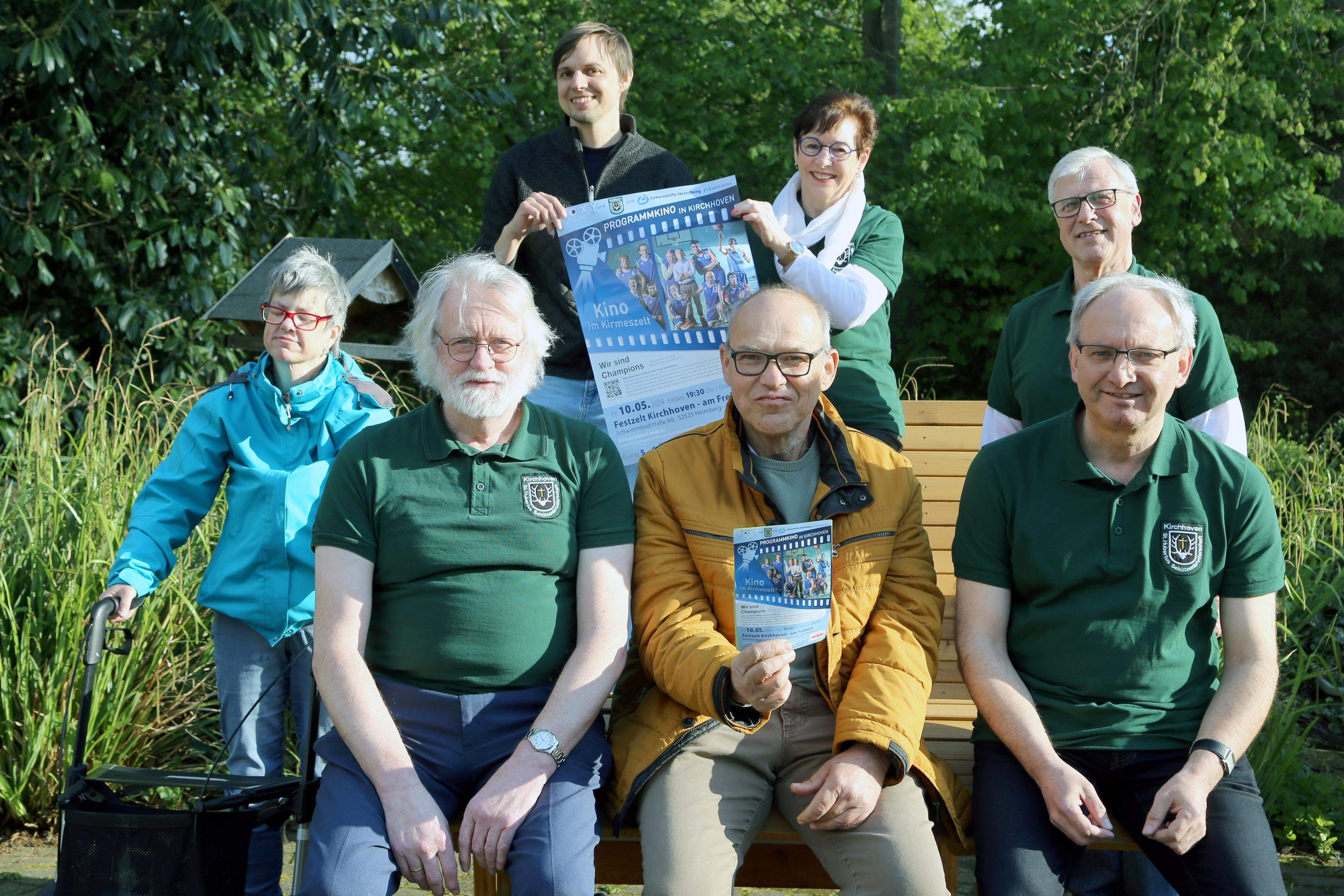 Auf eine inklusive Kirmes in Kirchhoven freuen sich Silke Diekmann, Nils Friemann, Anita und Willi Tholen (hinten, von links) sowie Peter Peters, Frank Bronclik und Norbert Poschen (vorne, von links). 