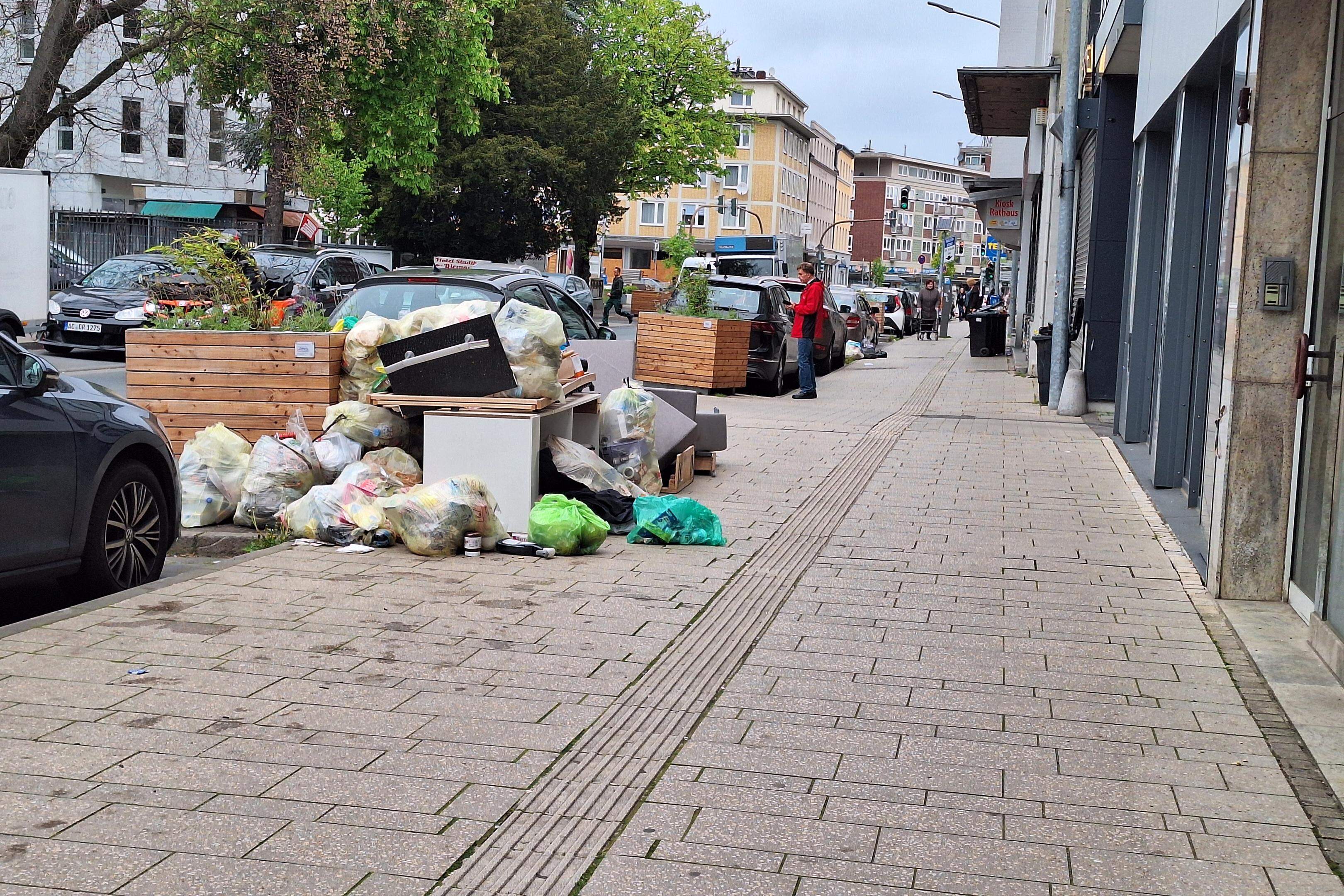 Vor einigen Tagen wurde Müll an der Rathausstraße aufgetürmt. Vor Ort machten Mitarbeitende des Ordnungsamtes Bilder vom Müllberg.