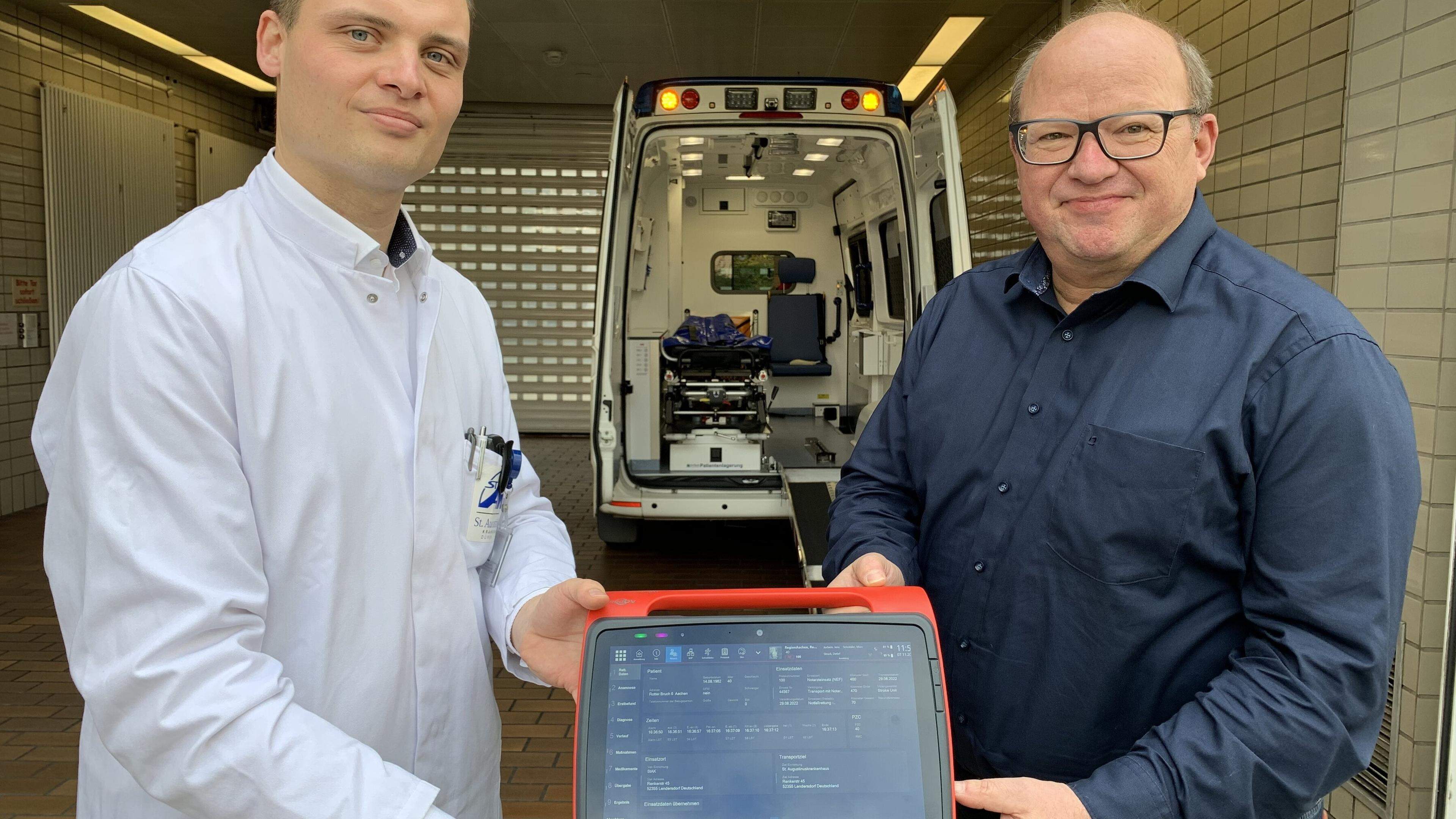 Ralf Butz vom Kreis Düren und Doktor Norbert Hambach vom St.-Augustinus-Krankenhaus freuen sich, wenn die Tablets zum 1. Januar zum richtigen Einsatz kommen.