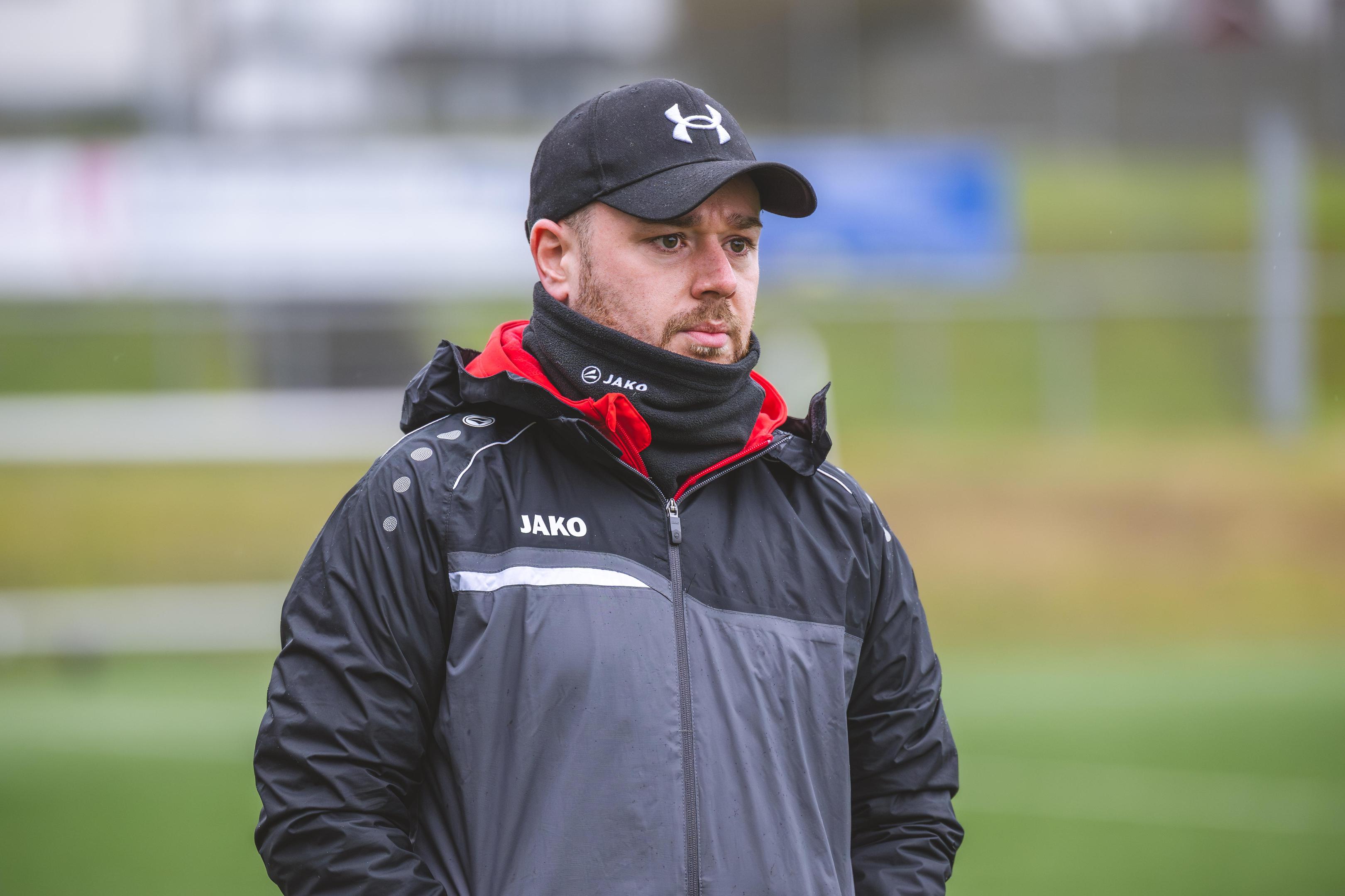 Will dem Verein auch bei einem möglichen Abstieg zur Seite stehen: Jerome Janßen, Trainer des FC Roetgen.