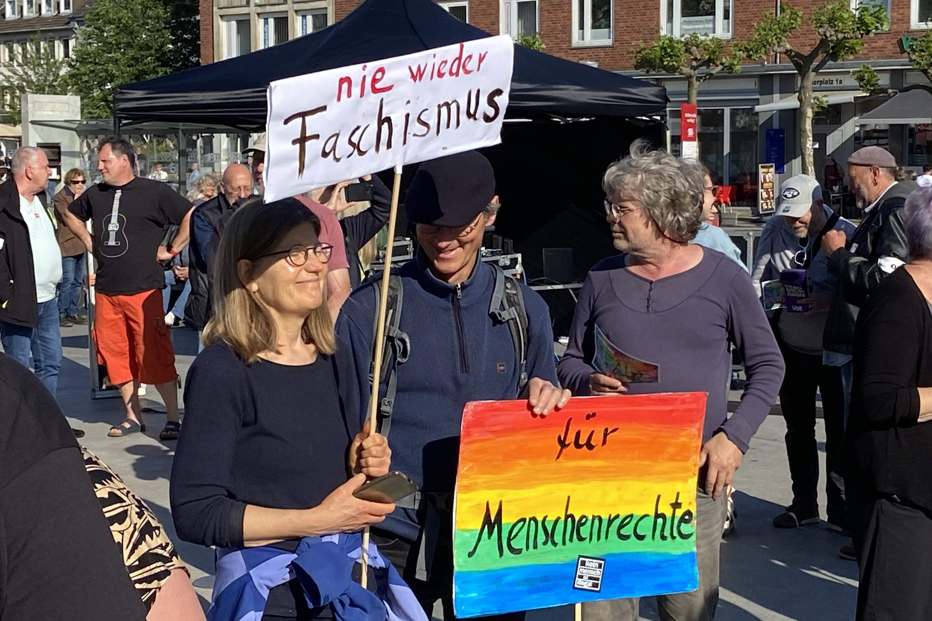 Hunderte Menschen nahmen am Wochenende an der Veranstaltung von "Düren ist bunt" teil.