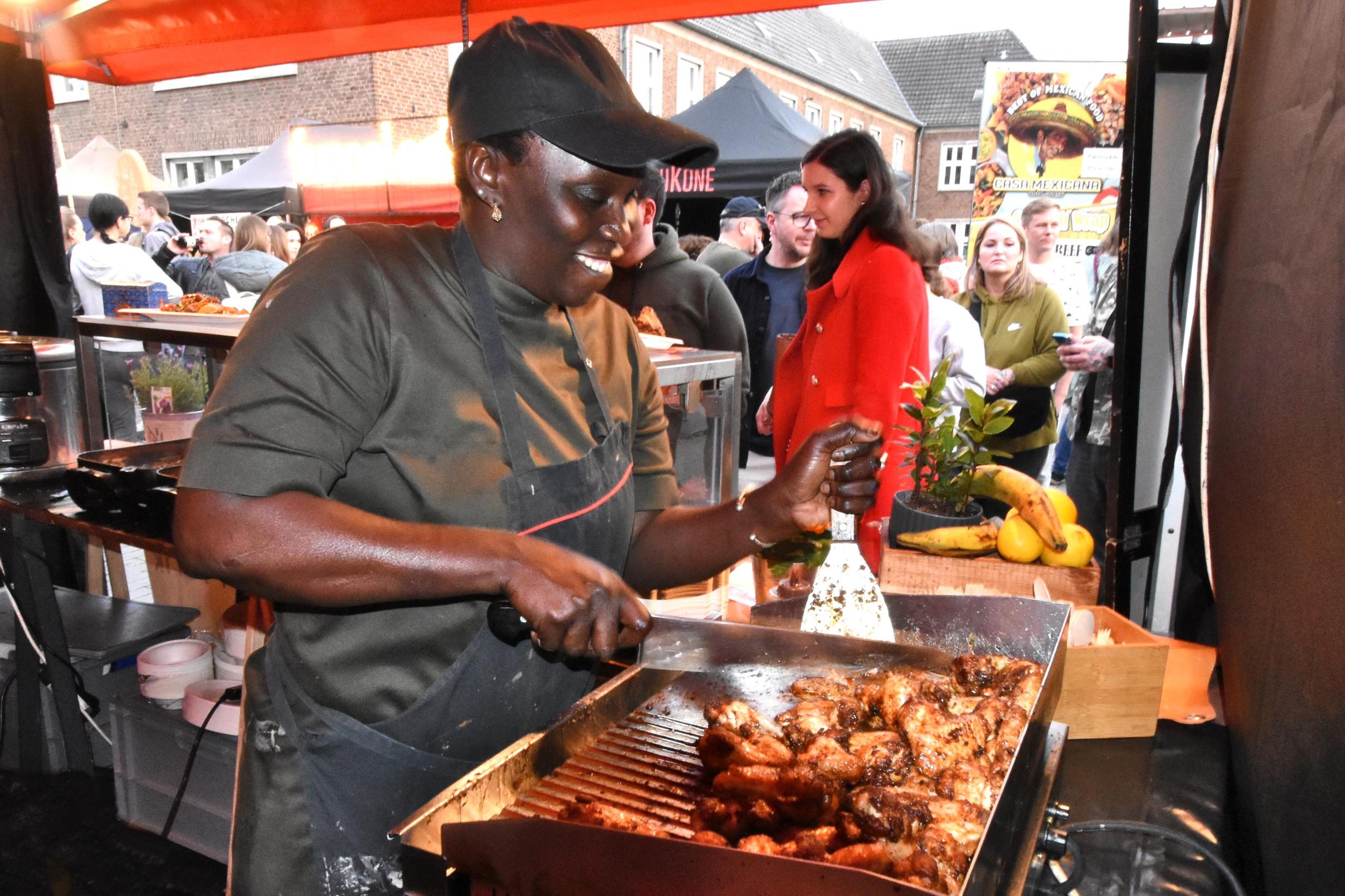 Awa Kanji bewies auf dem ersten Streetfood-Festival nach längerer Pause in Hückelhoven, dass sie nicht umsonst beim European Streetfood-Award ausgezeichnet worden war. Die senegalesische Küche konnten die Besucher bei Awa kennenlernen. 