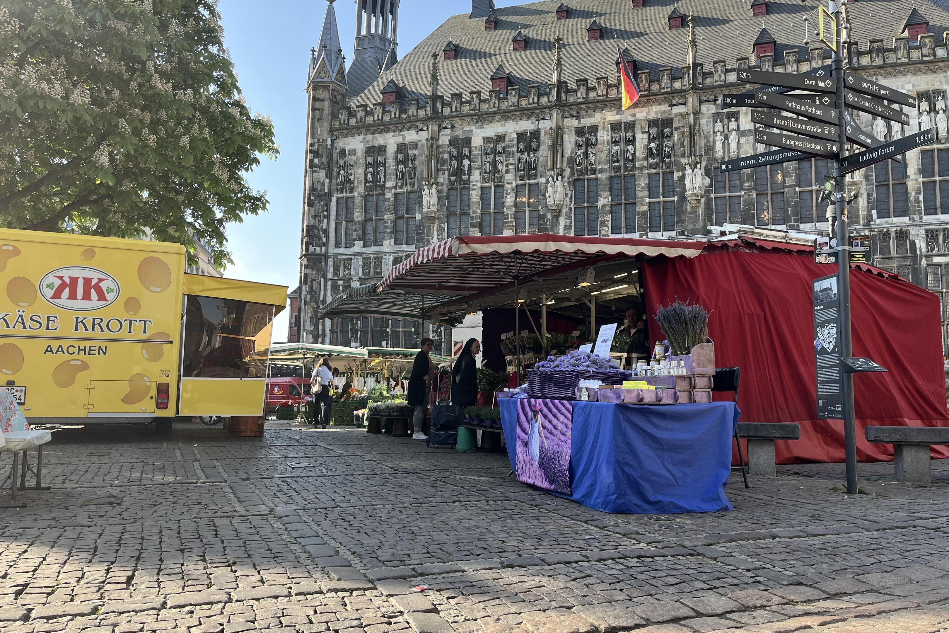 Trotz idyllischer Kulisse: Der Donnerstagsmarkt vor dem Aachener Rathaus war schon mal beliebter - auch bei den Beschickern selbst.