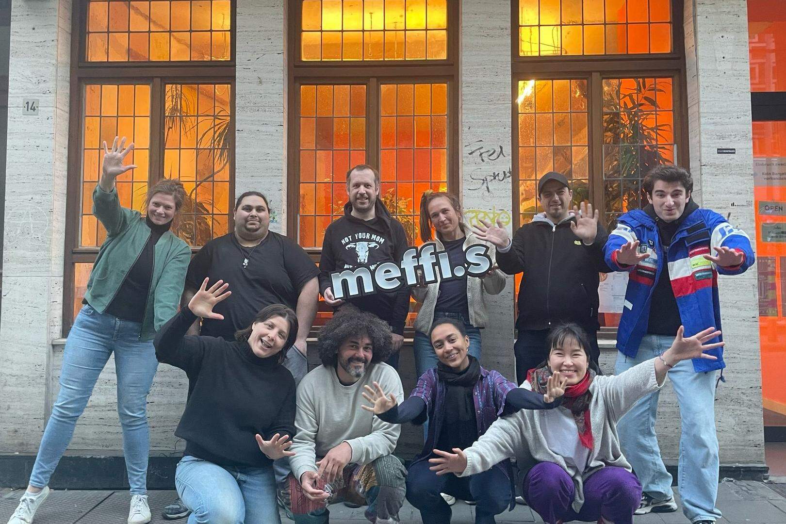 Ein Teil des Teams der Meffi.s vor der hauseigenen Bar des soziokulturellem Zentrums.