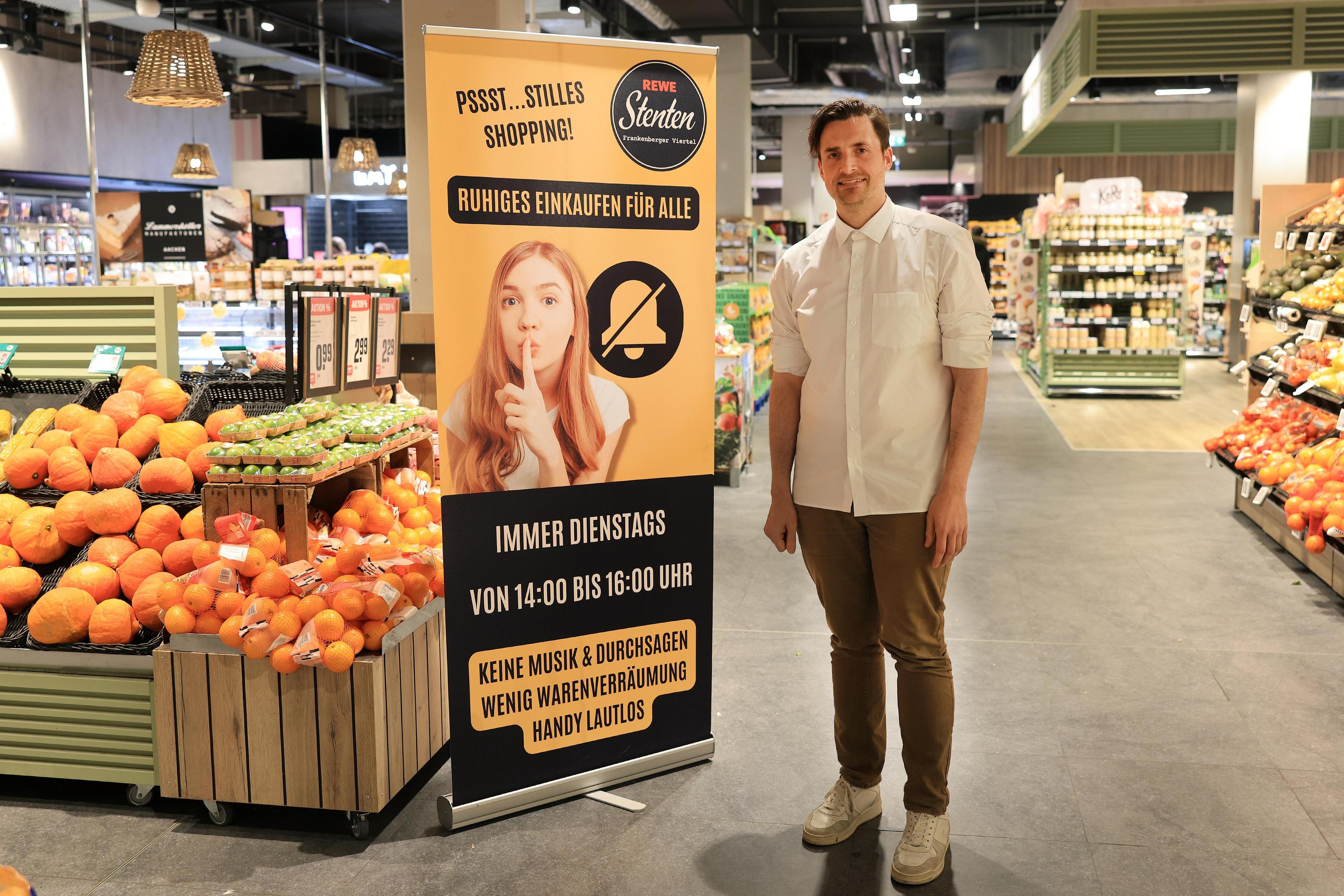 Max Stenten bietet jede Woche für zwei Stunden ein ruhigeres Einkaufen im Supermarkt an der Bismarckstraße an.