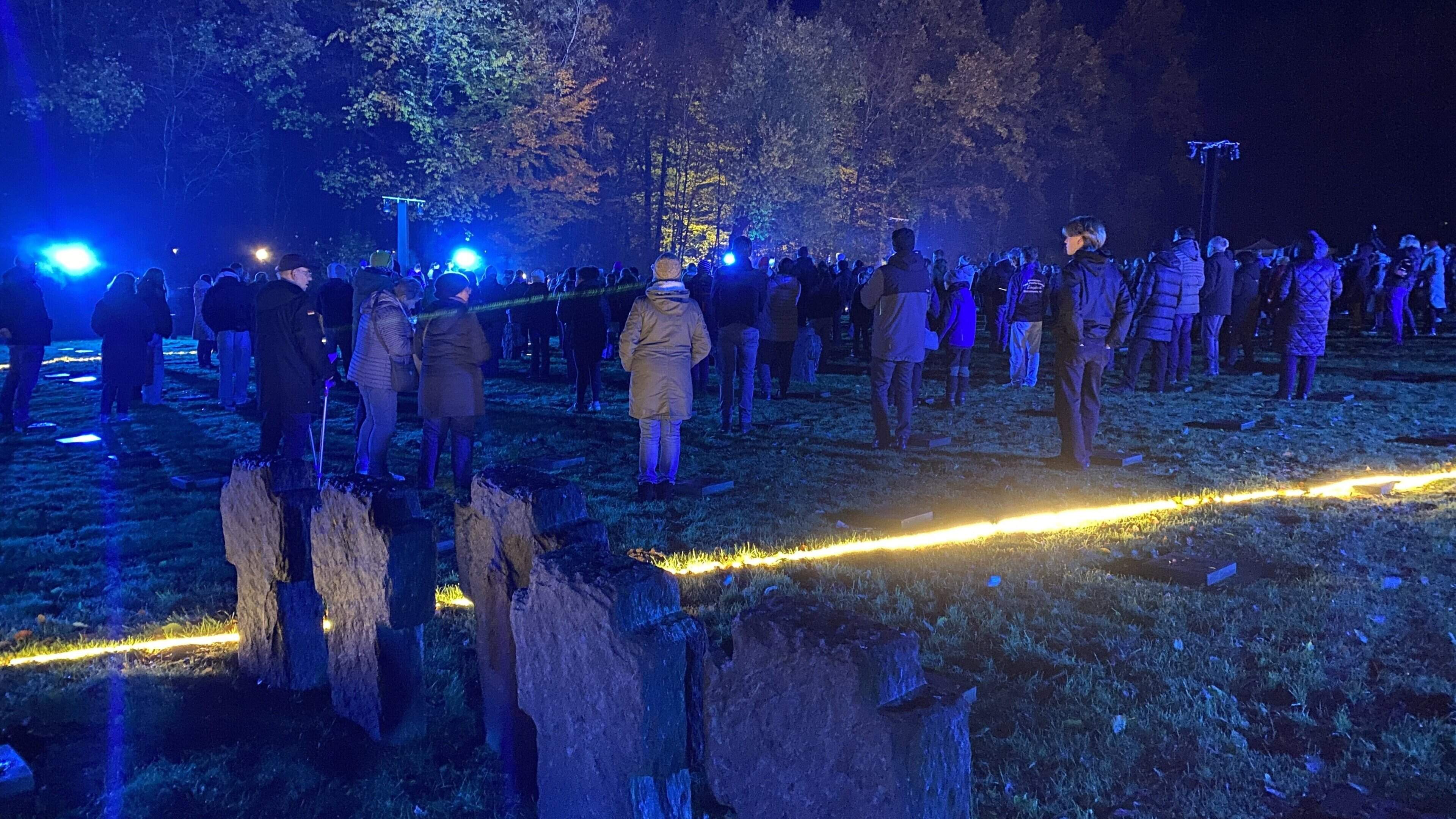 Die Kreuze und Grabplatten boten eine ungewöhnliche Kullise.