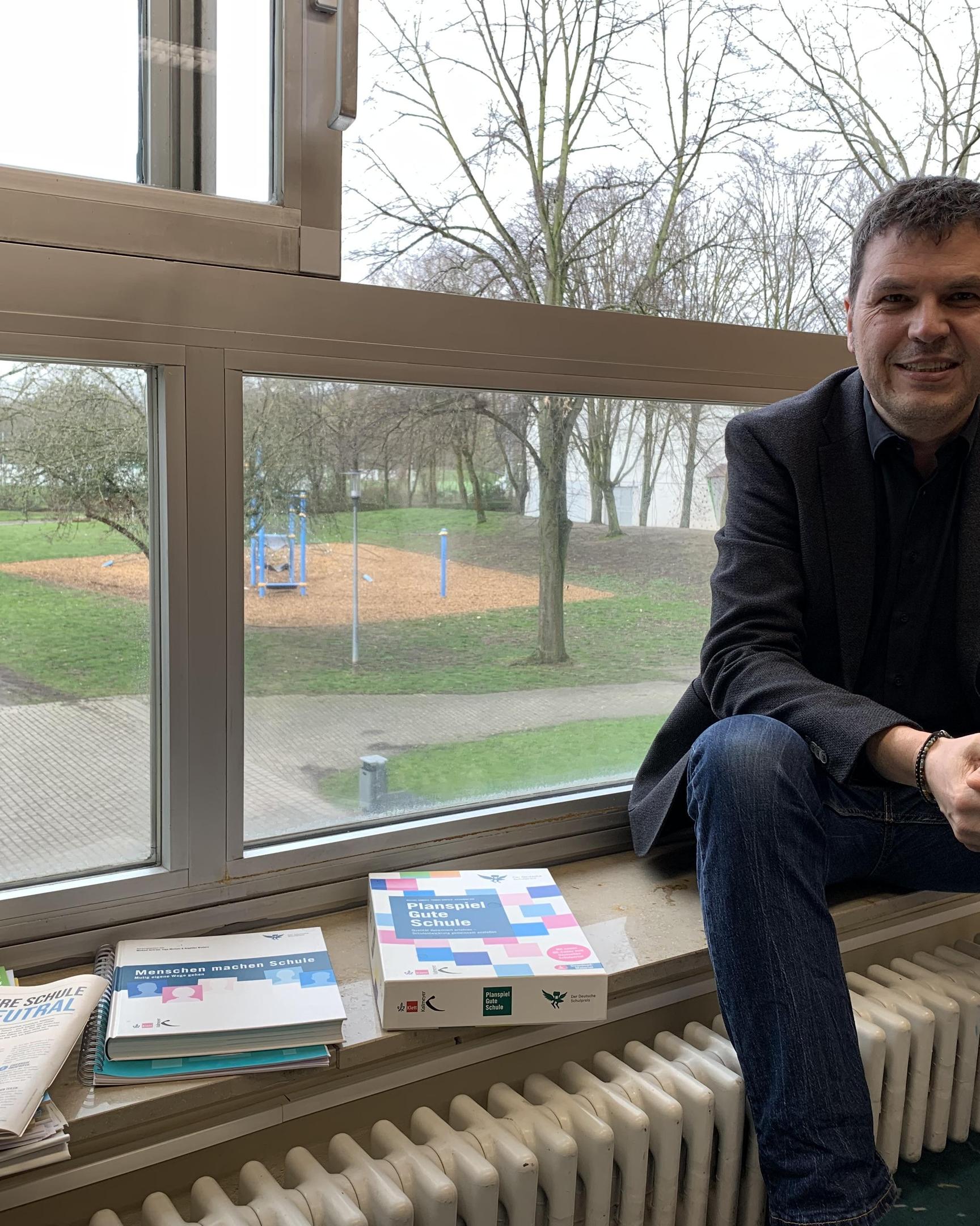 Maak Flatten an seinem Lieblingsort im Burgau-Gymnasium: seinem Büro mit einer herrlichen Aussicht aufs Grüne.